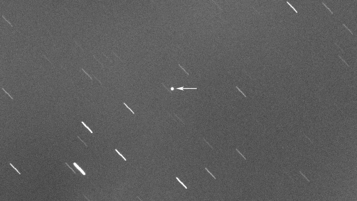A 60-second exposure, showing the asteroid on January 17. The streaks are background stars.