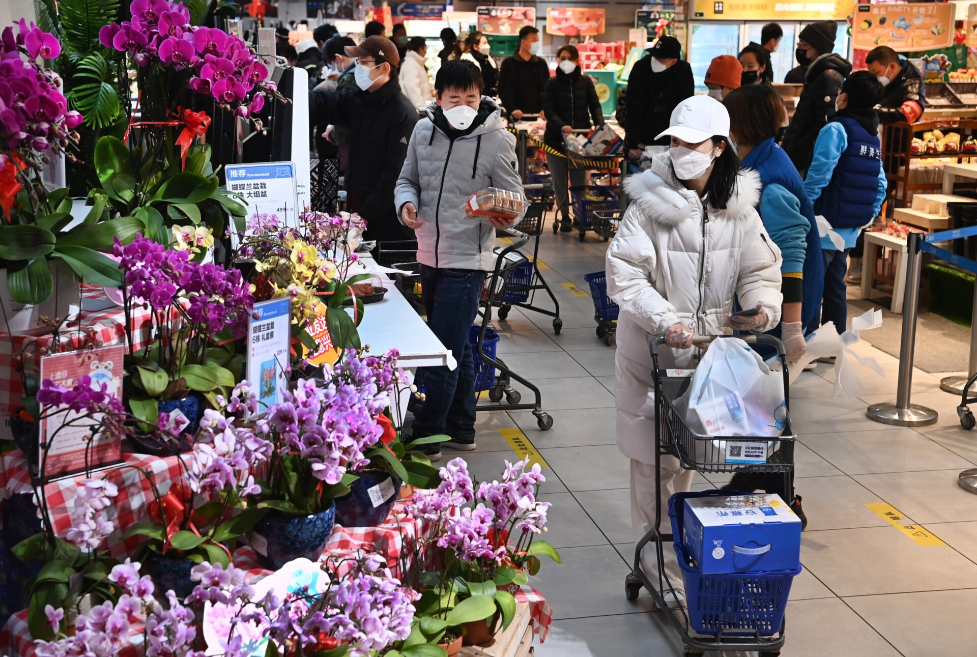 Residents shop at a supermarket in Qujiang New District of Xian, northwest China’s Shaanxi Province, Jan. 15, 2022. 
