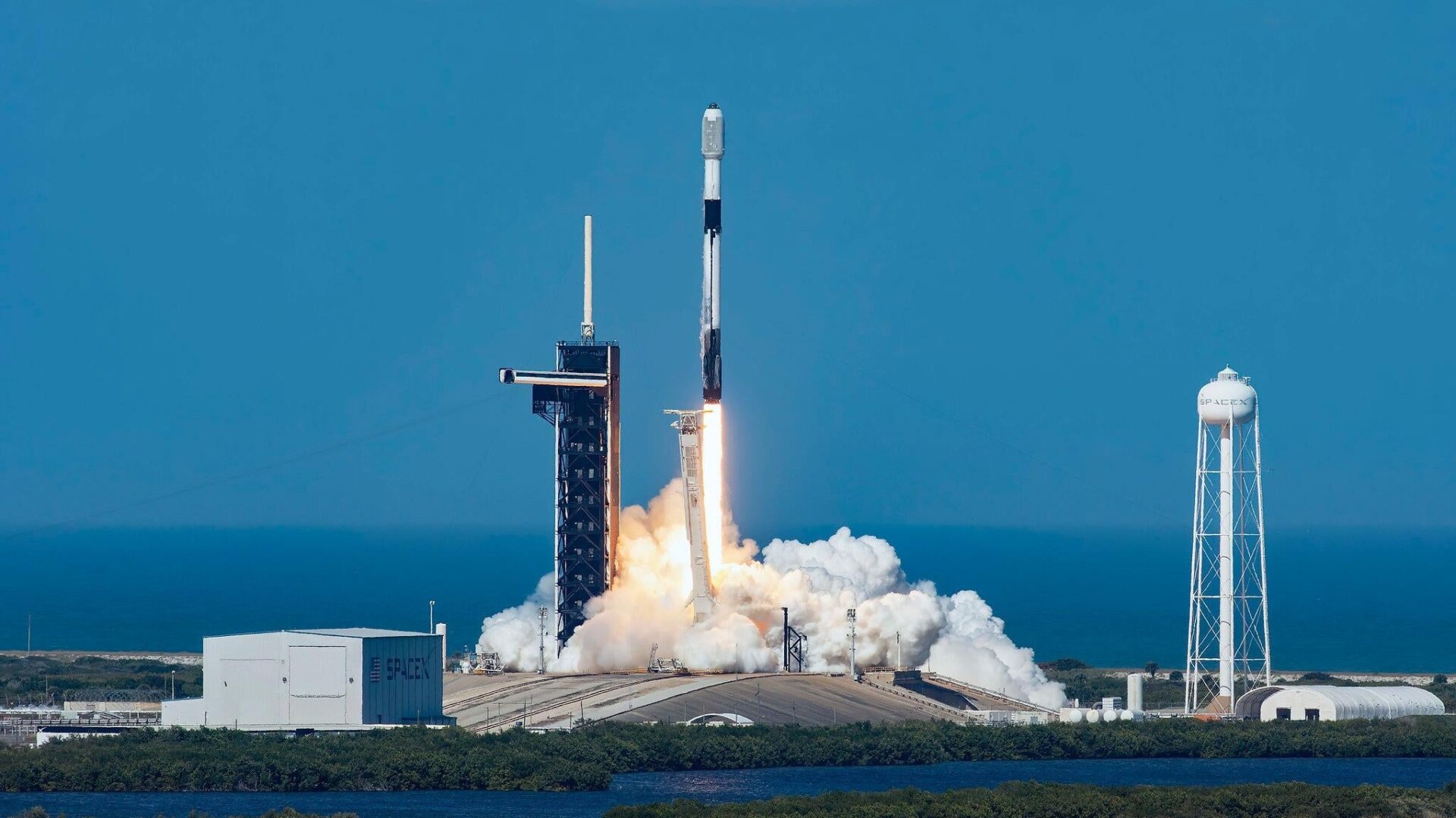 Launch of a Falcon 9 rocket carrying 49 Starlink satellites, February 3, 2022.