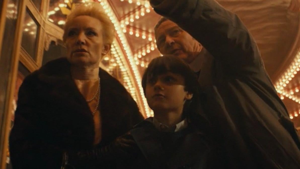 Martha, Thomas, and Bruce Wayne in Todd Phillips’ Joker.