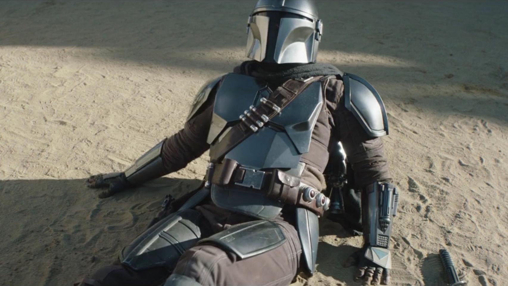 Mando with a loose Darksaber.