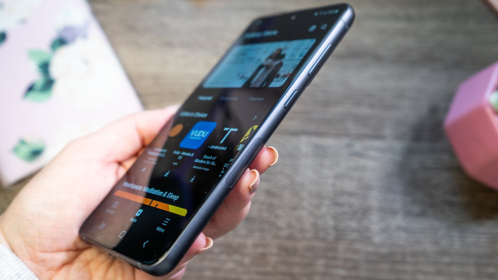 The Galaxy S21 FE 5G looks similar to the Galaxy S21, but cheaper.