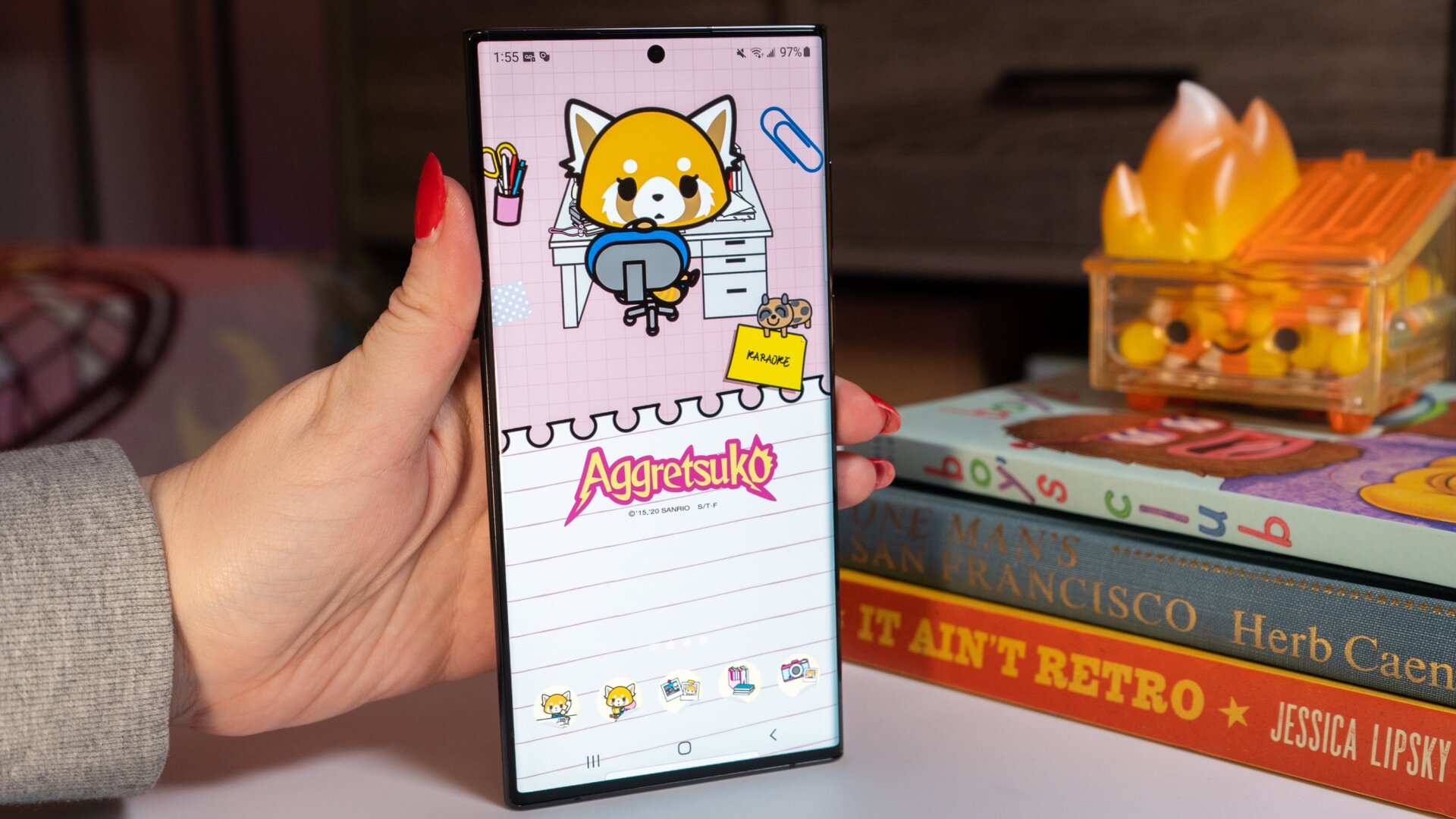 My hands are small, I know, but they can handle this really big phone. 