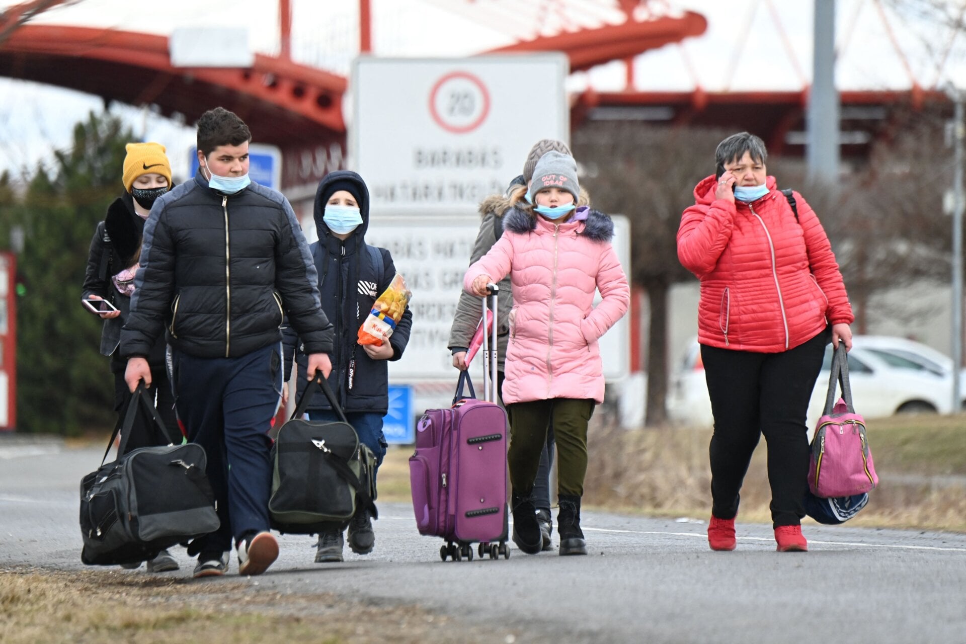 Ukrainian refugees cross the border by foot in Barabas, Hungary, on February 28, 2022.