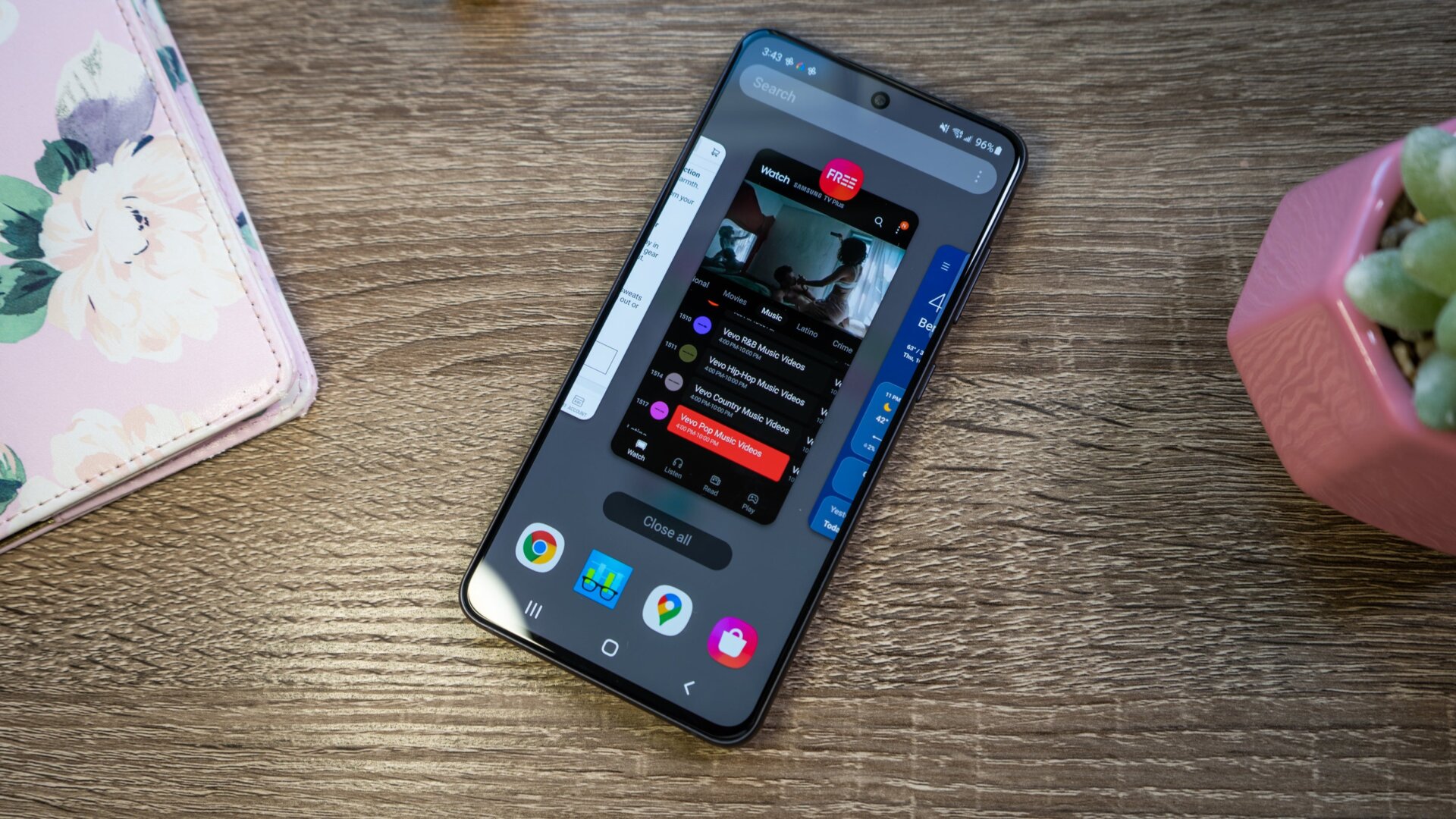 The Galaxy S21 FE can handle multitasking, but it would have been so much snappier with a bit more RAM.