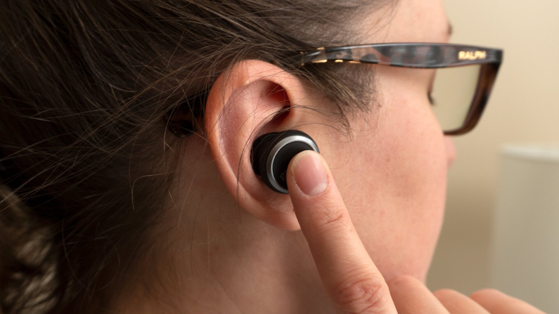 Adjusting the volume and skipping tracks is easy enough using finger swipe gestures, but turning on ANC, NAR, and transparency modes requires taps and holds that aren’t always immediately recognized.