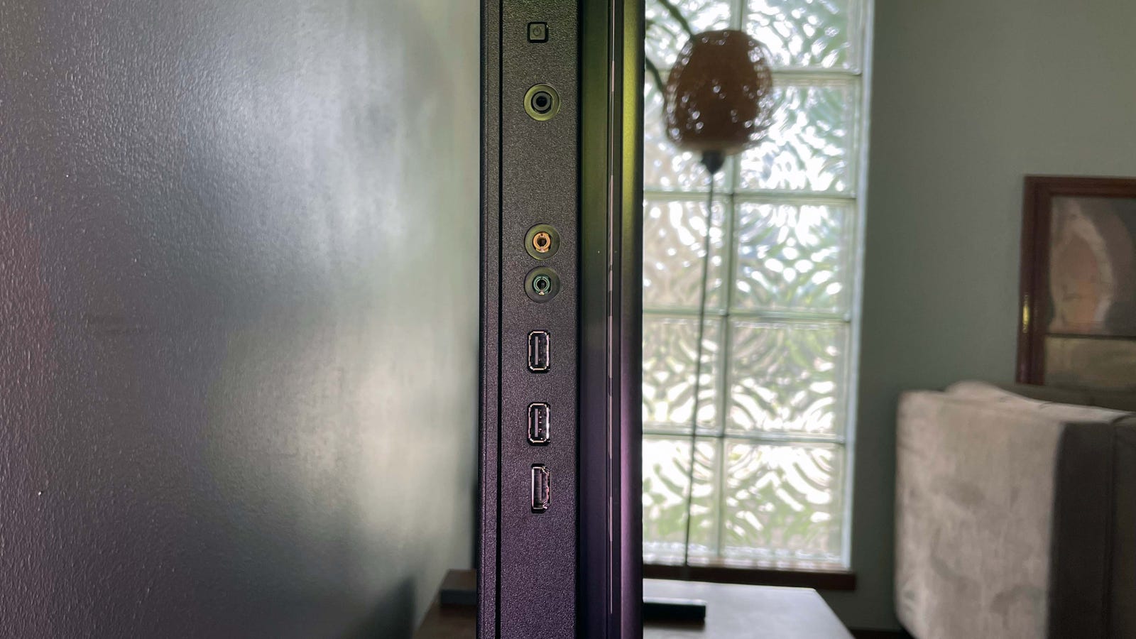 Side inputs are more easily accessible than those in the back. 