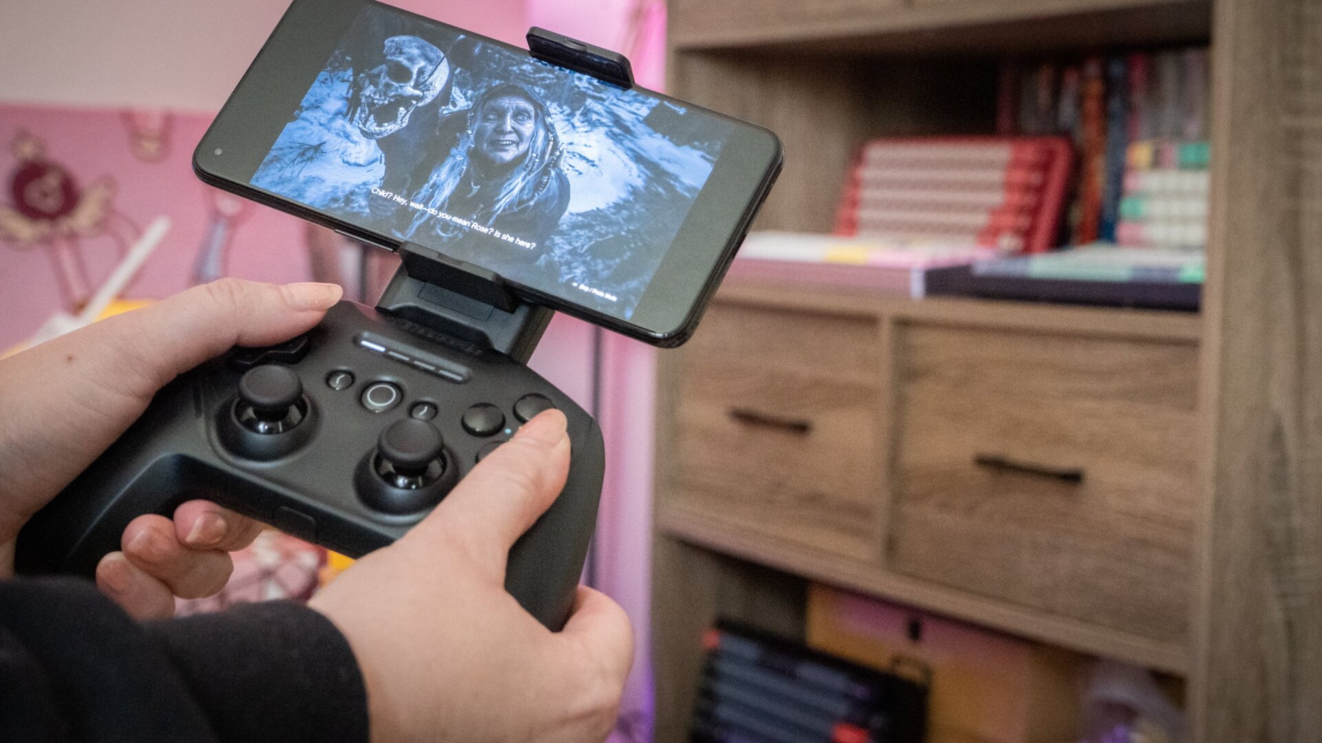 The SteelSeries Stratus+ comes with a mobile mount that works if you can figure out how to insert it correctly.