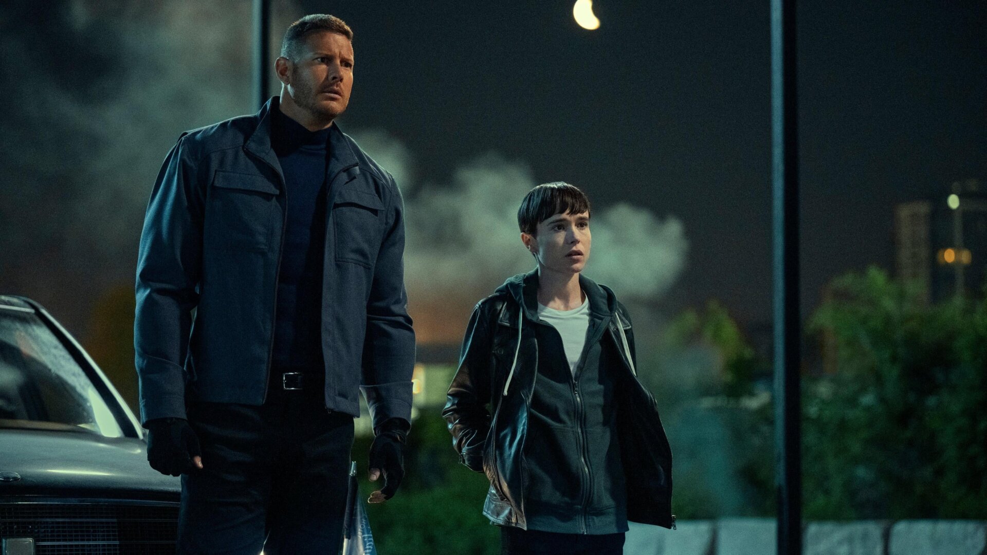 Tom Hopper as Luther Hargreeves, Elliot Page as Viktor Hargreeves.