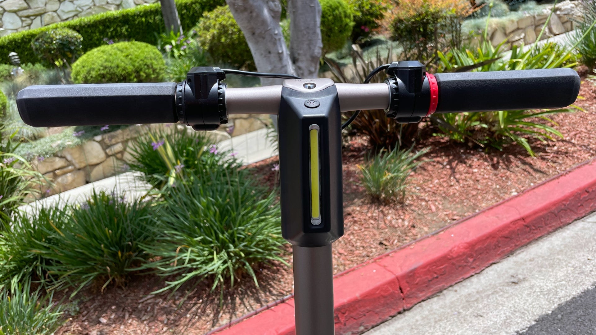 Accelerator on the left, brake on the right. That’s the LED light for night-riding in the center. 