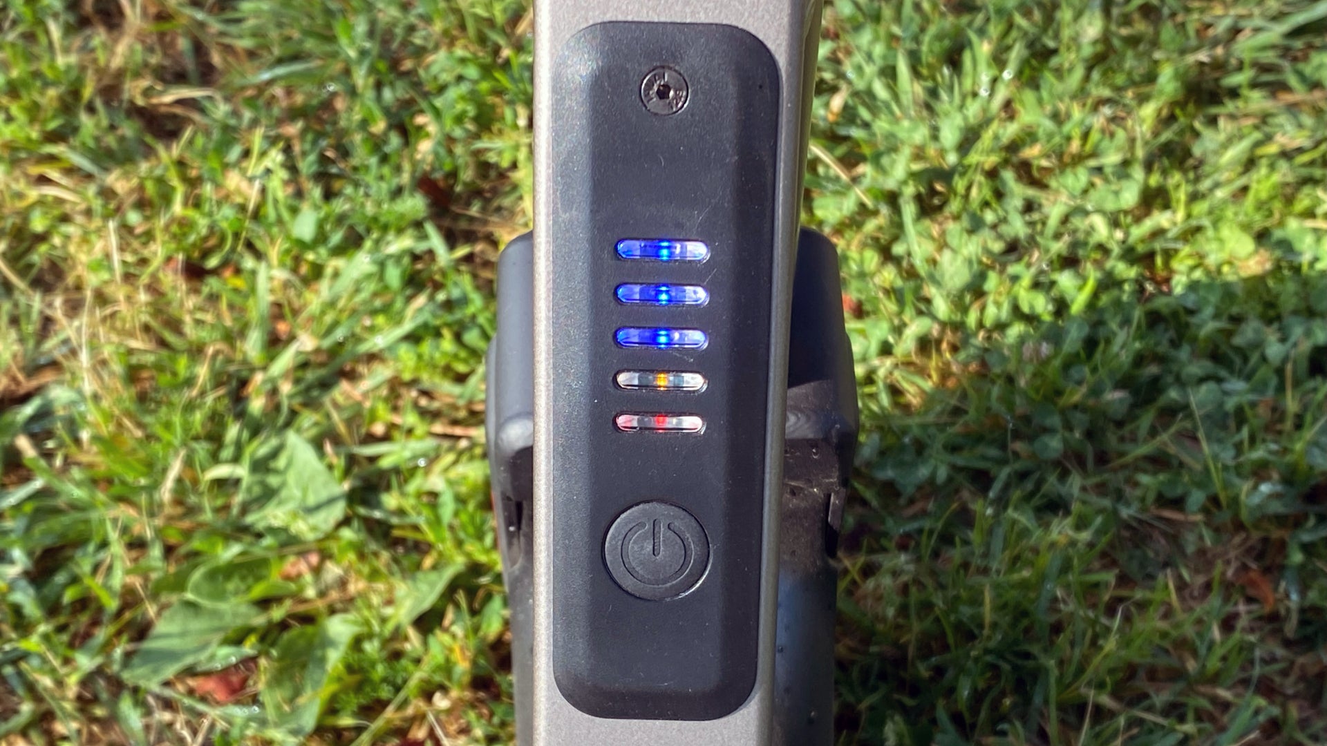 At full charge, all lights are on. As the lights turn off, the top speed decreases. 