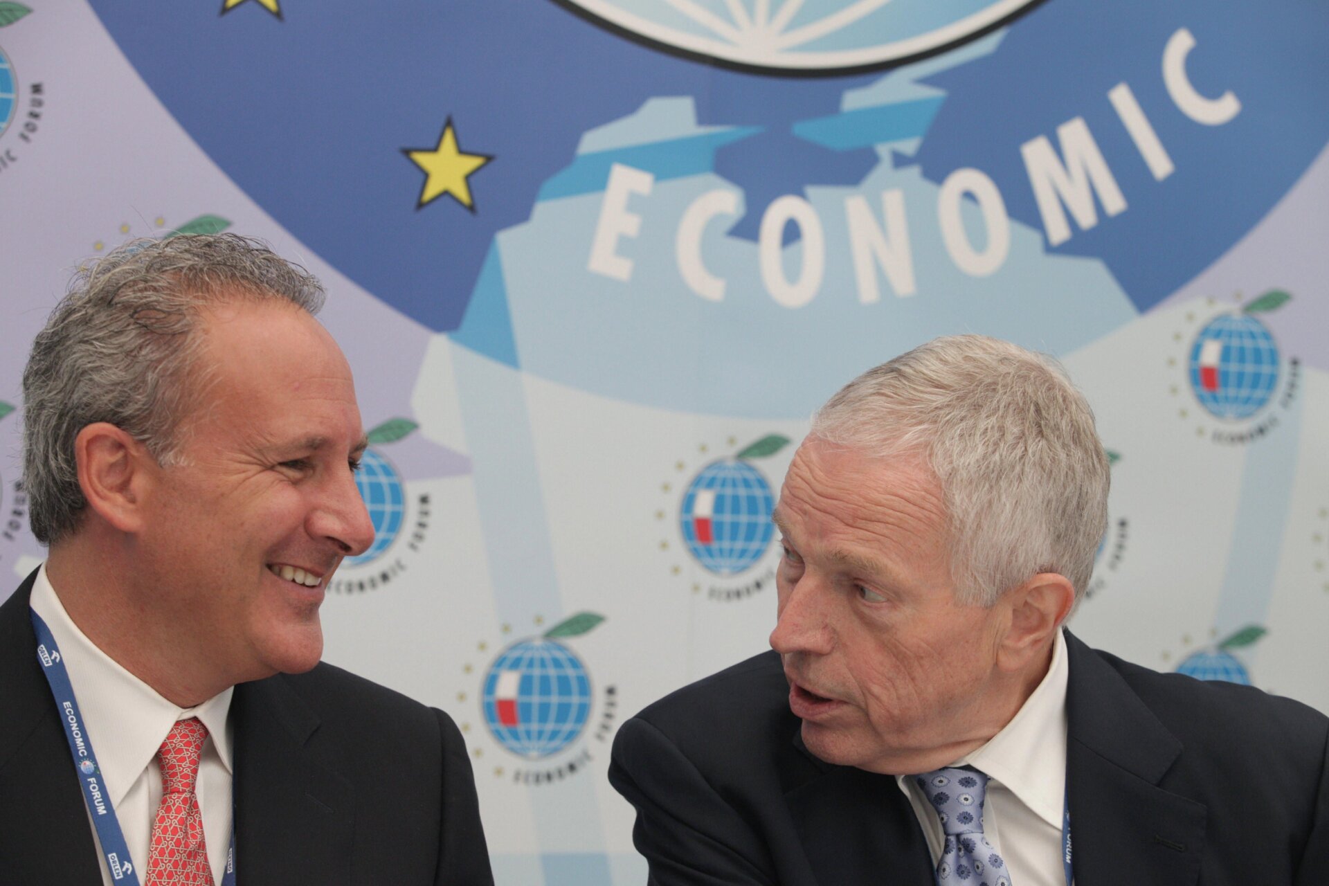 Peter Schiff (left) speaking with economist Edmund Phelps (right).