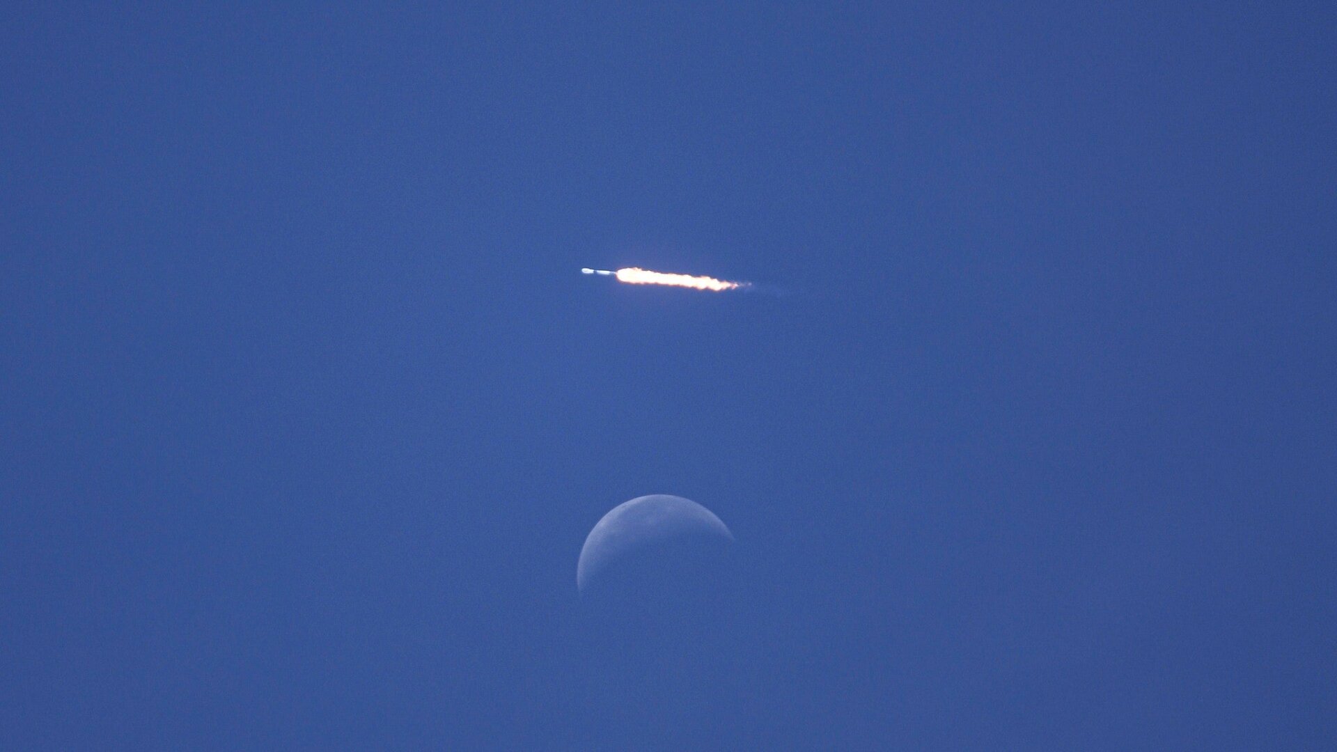A Falcon 9 rocket during a Starlink mission. 