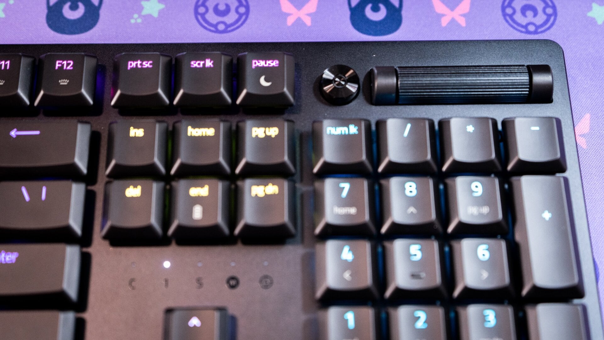 The DeathStalker V2 Pro’s simple volume knob matches the low-profile aesthetic. 