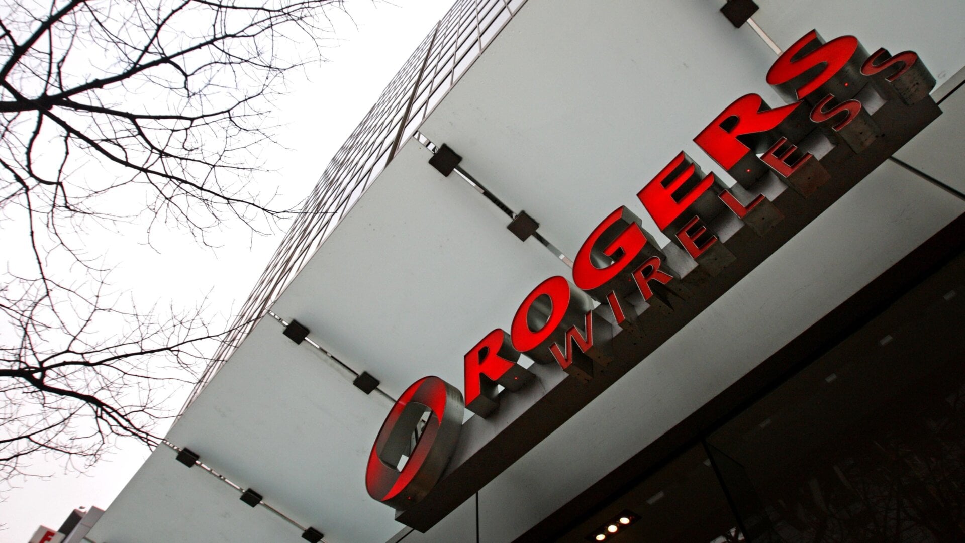 The outage comes with Rogers in the midst of taking over rival Shaw Communications.