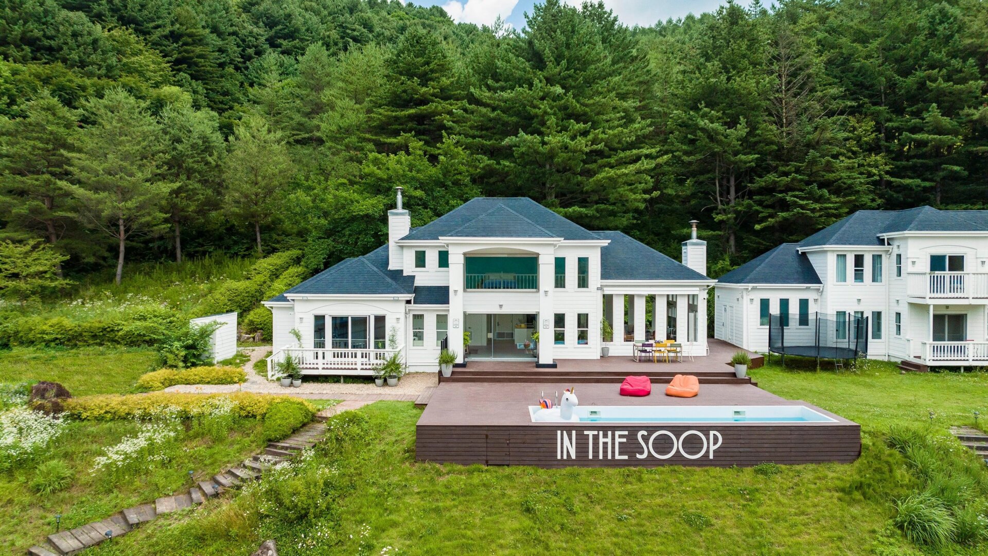 Who wants to live like the world’s most famous idols? 
