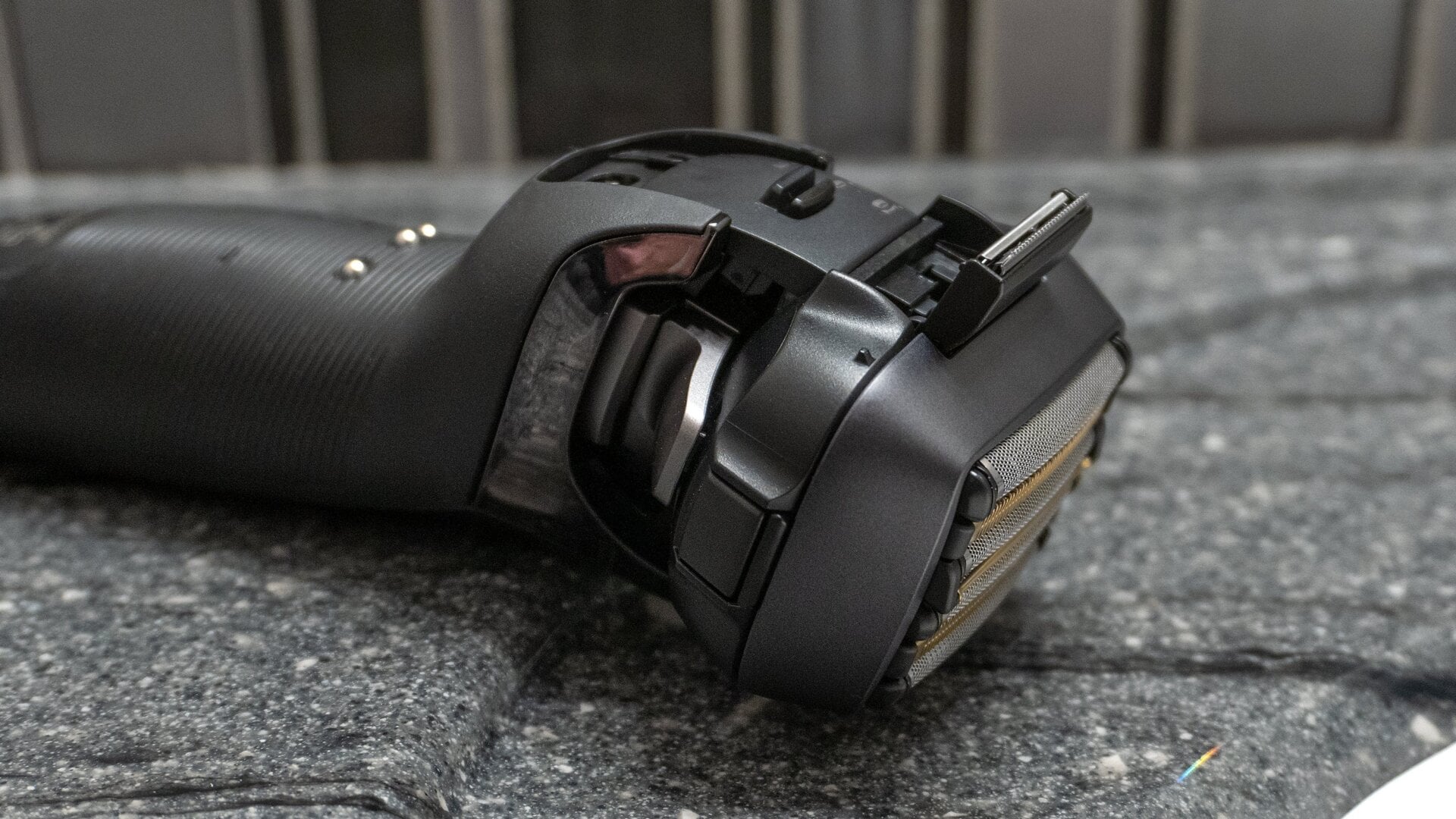 A pop-up trimmer on the back can be used for squaring off sideburns, but I wouldn’t use it for larger trimming jobs.