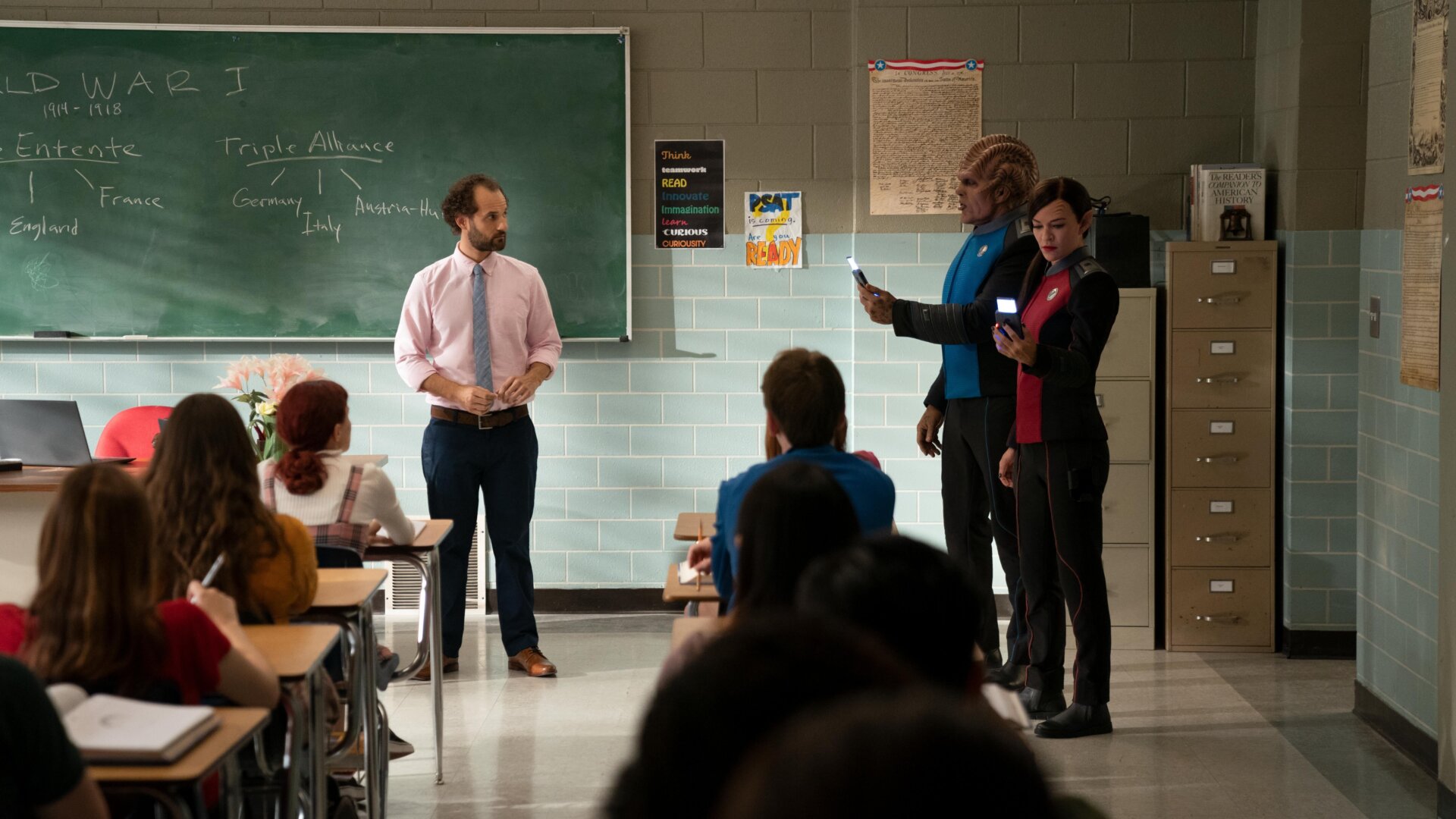 Lt. Cmdr. Bortus (Peter Macon) and Lt. Talla Keyali (Jessica Szohr).