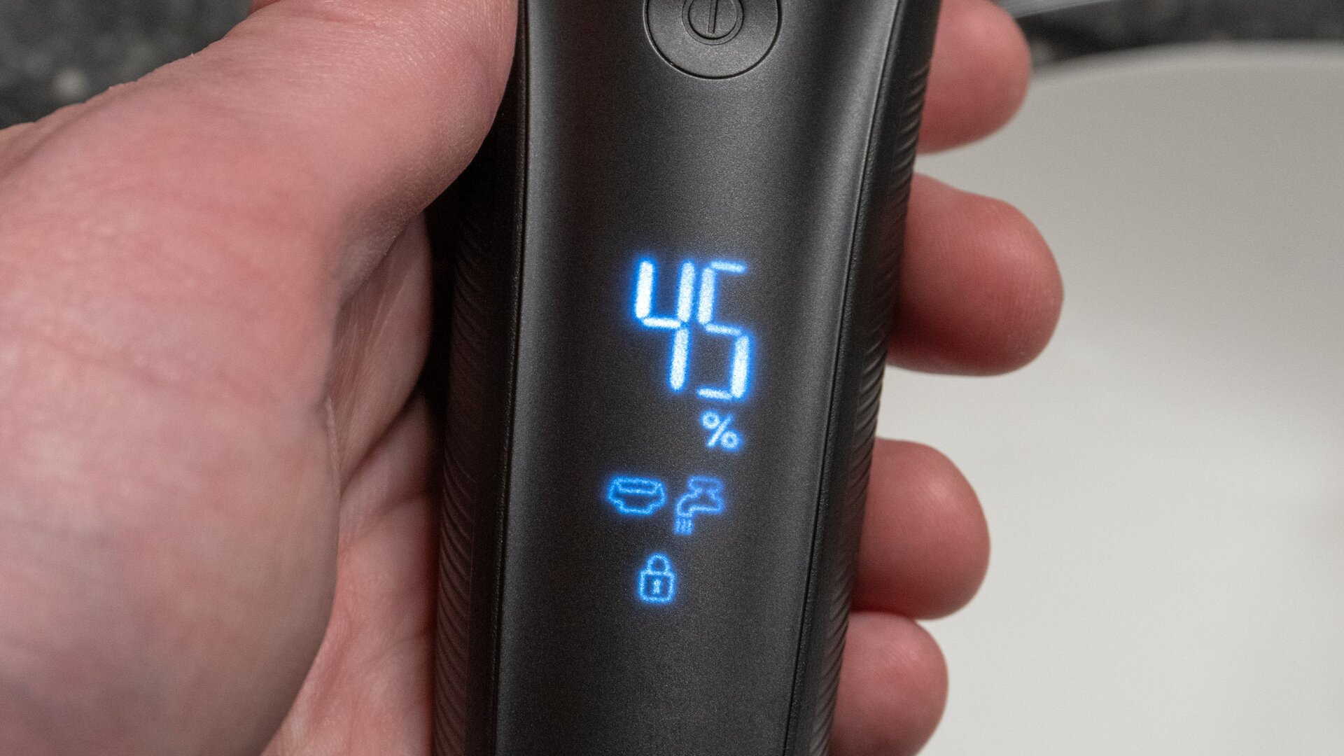 Information including the razor’s remaining charge level is provided by glowing icons and numbers hidden beneath the razor’s housing.