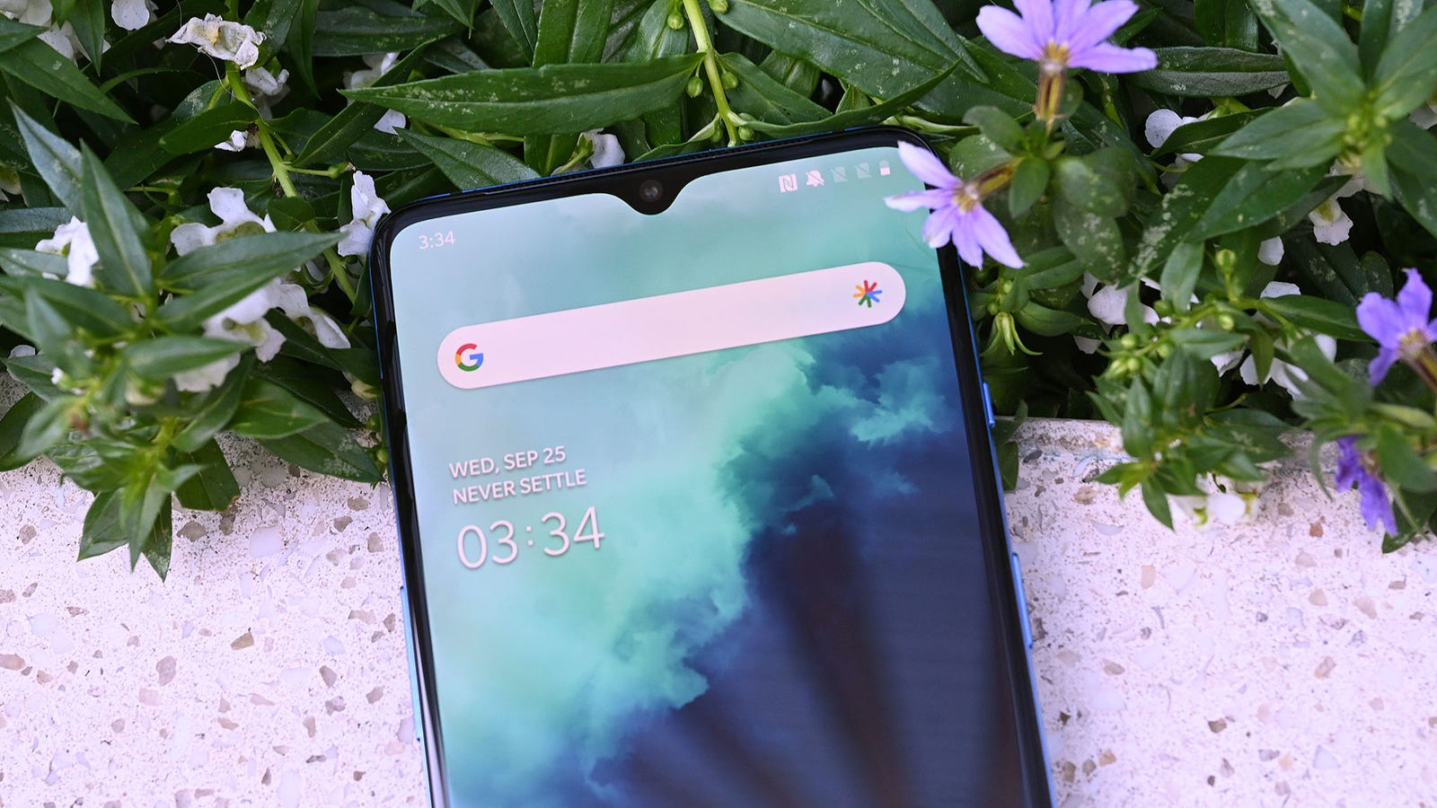 I spy with my little eye 👀 an alert slider on the OnePlus 7T