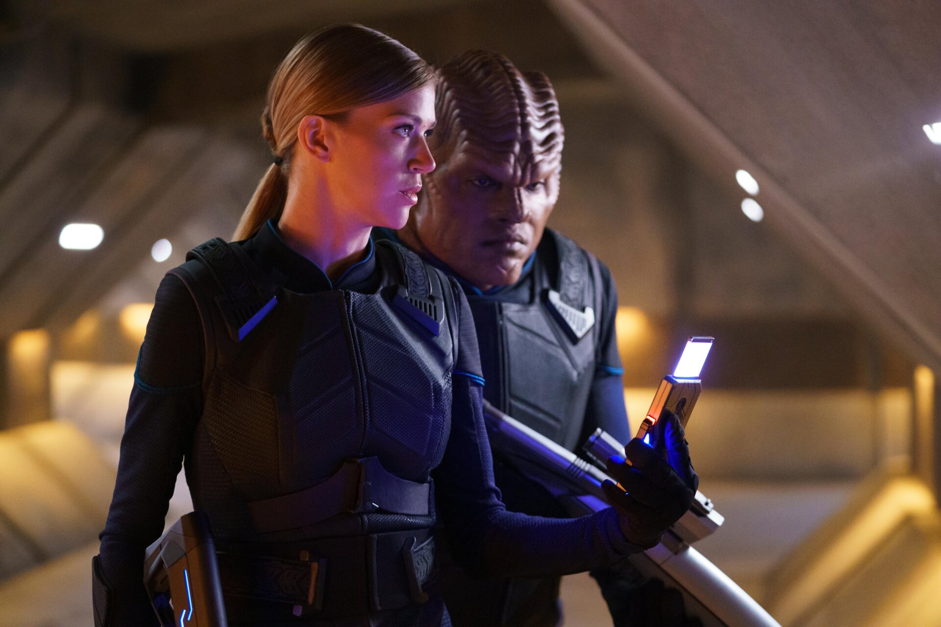 Cmdr. Kelly Grayson (Adrianne Palicki) and Lt. Cmdr. Bortus (Peter Macon)