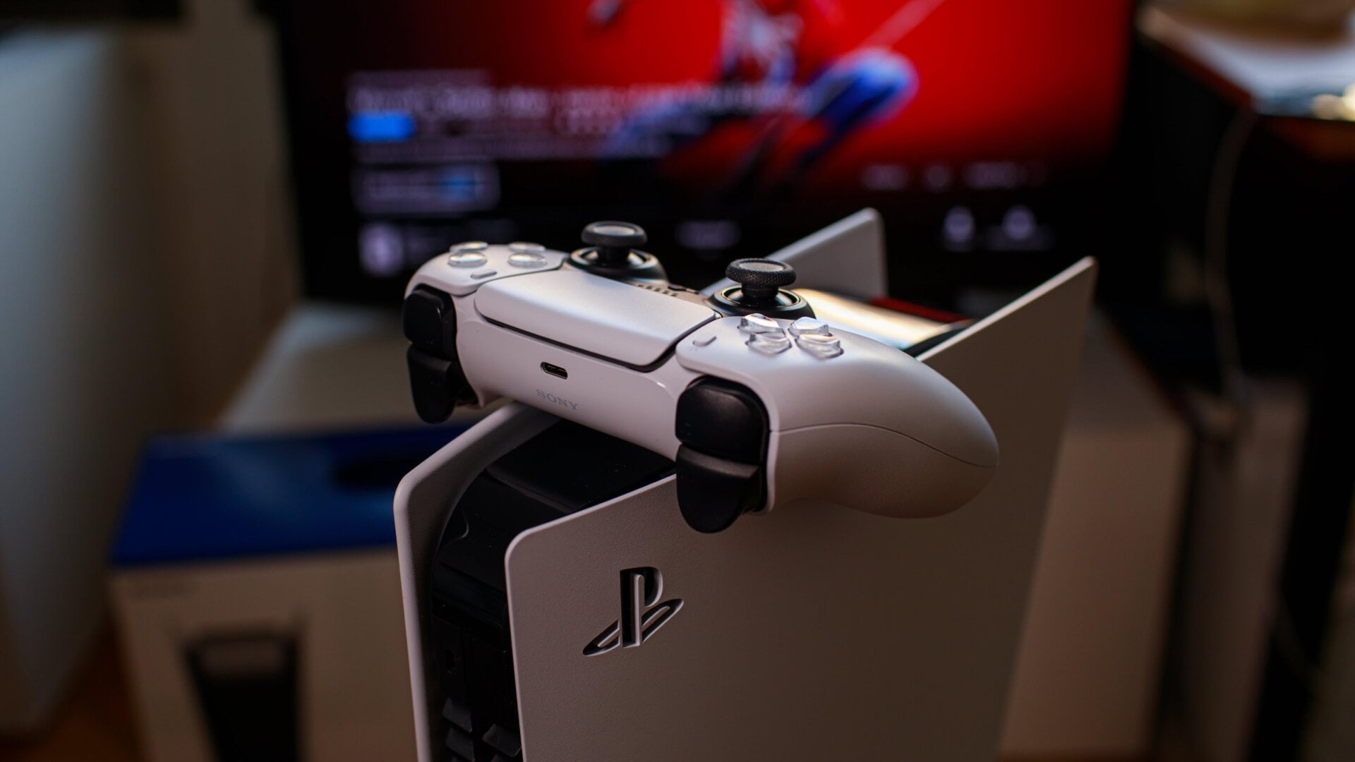 Even though the latest 2022 edition of the PS5 has reduced the spacing for the machine’s internals, the original shape and design of its shell remains completely the same.