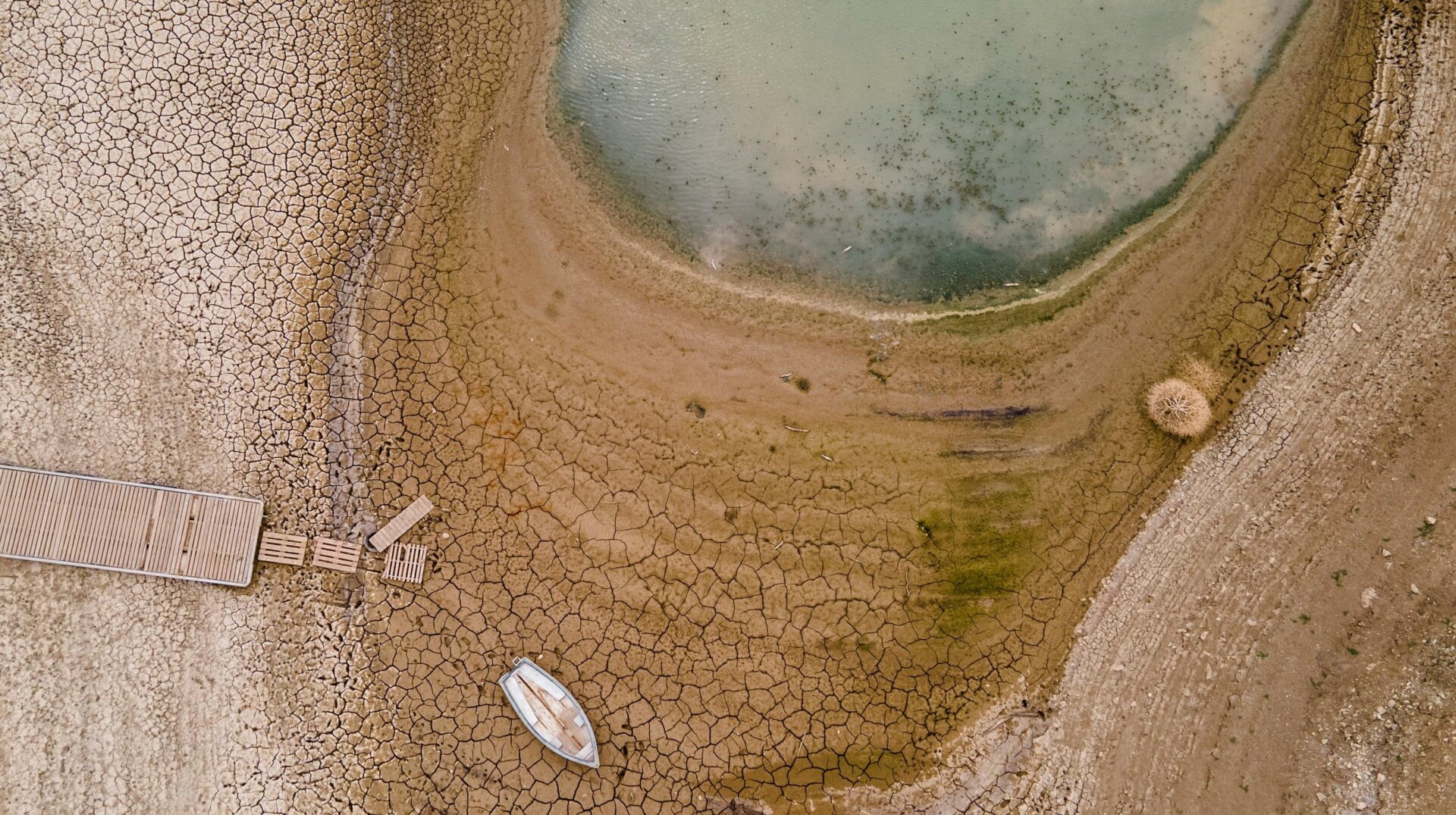 A gangway and boat on the dry La Viñuela reservoir, located in La Axarquia.