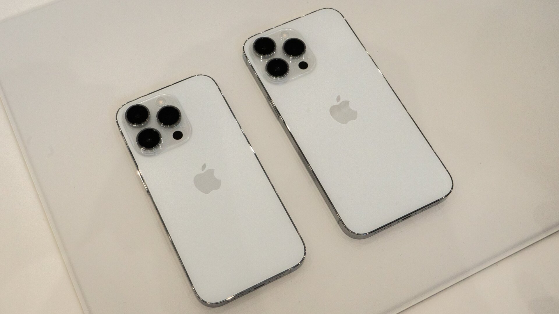 The iPhone 14 Pro (left) next to the iPhone 14 Pro Max (right). 