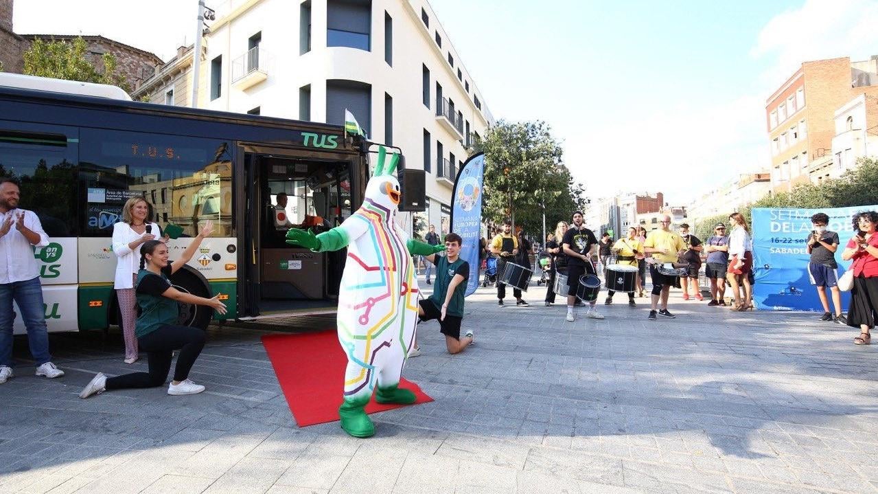 The local bus company, TUSS, held a contest in collaboration with the city’s art school and selected a design for the mascot drawn by a student.