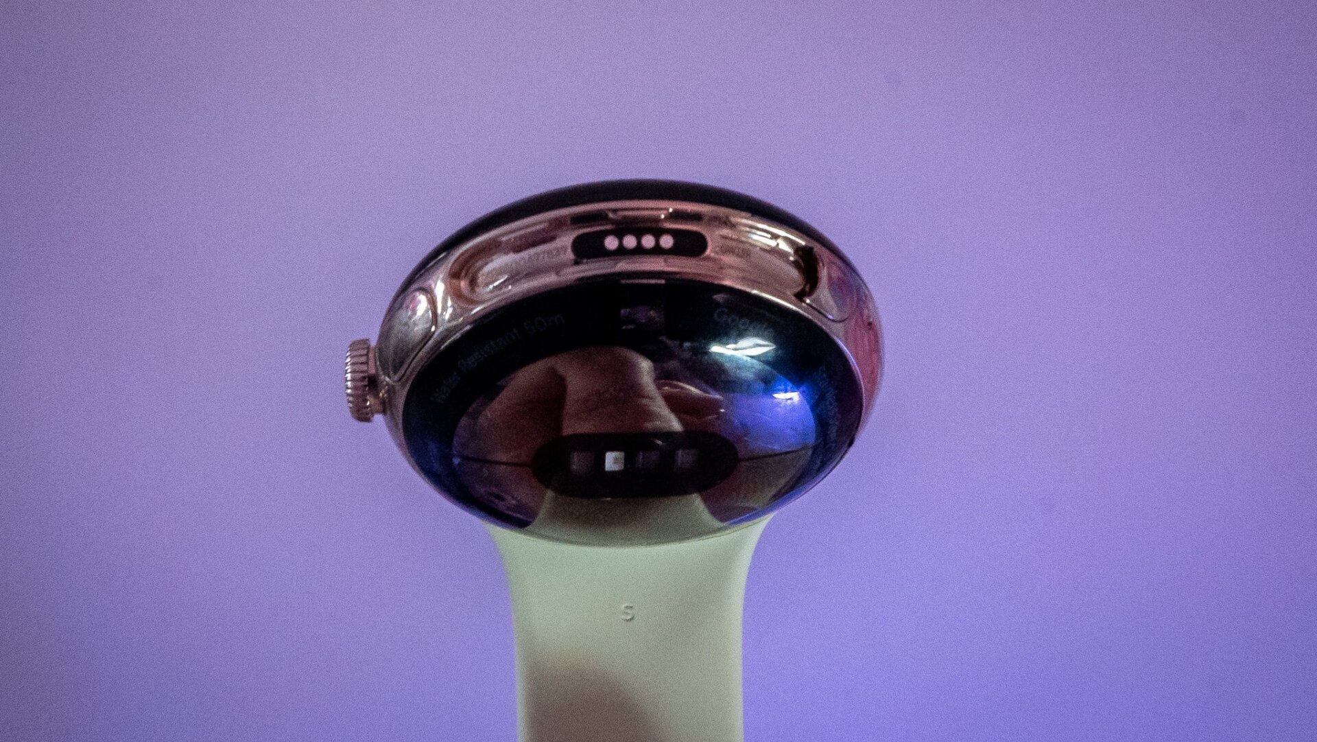 The clasping mechanism on the Pixel Watch is proprietary, which makes finding third-party watchbands a hassle. 