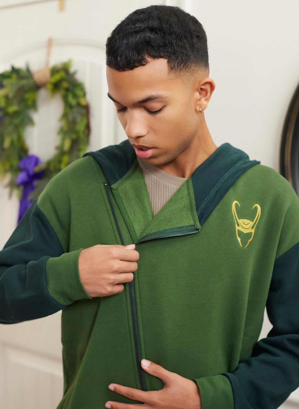 Screenshot: Her Universe