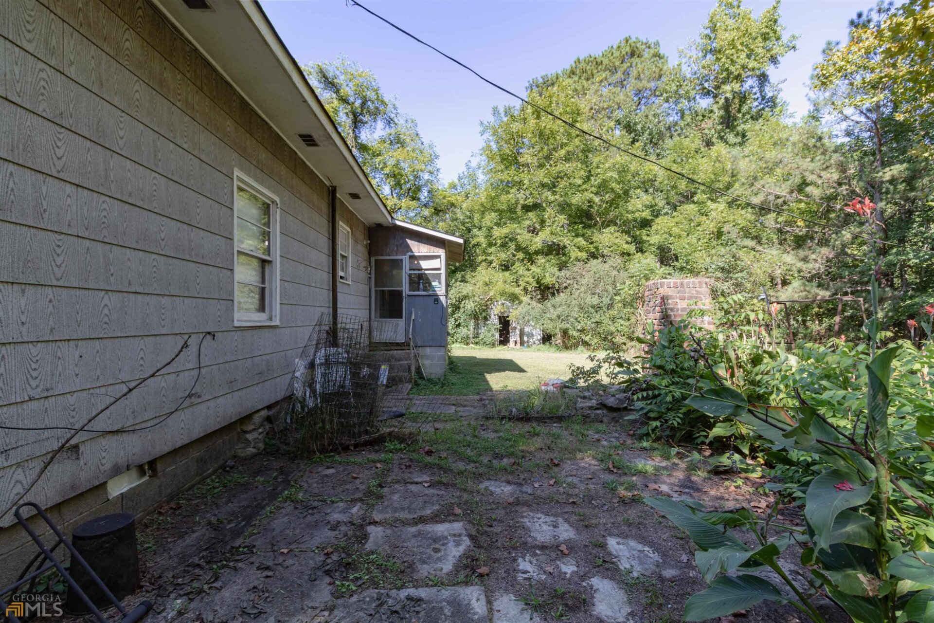 That is an old-looking house.