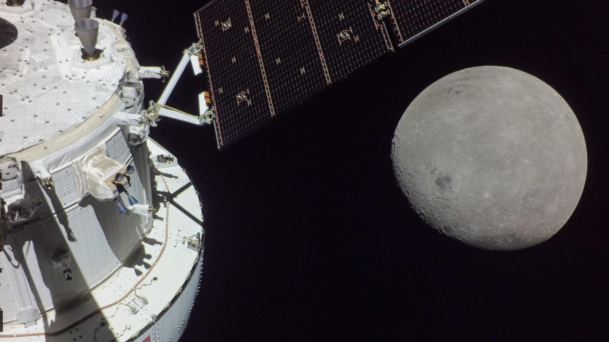 Orion approaching the Moon prior to its outbound powered flyby on November 21, 2022.