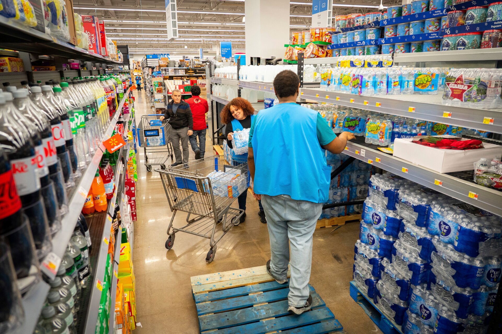 People shop for bottled water after a boil water notice was issued for  the entire city of Houston on Sunday, Nov. 27, 2022, at Walmart on S.  Post Oak Rd. in Houston.