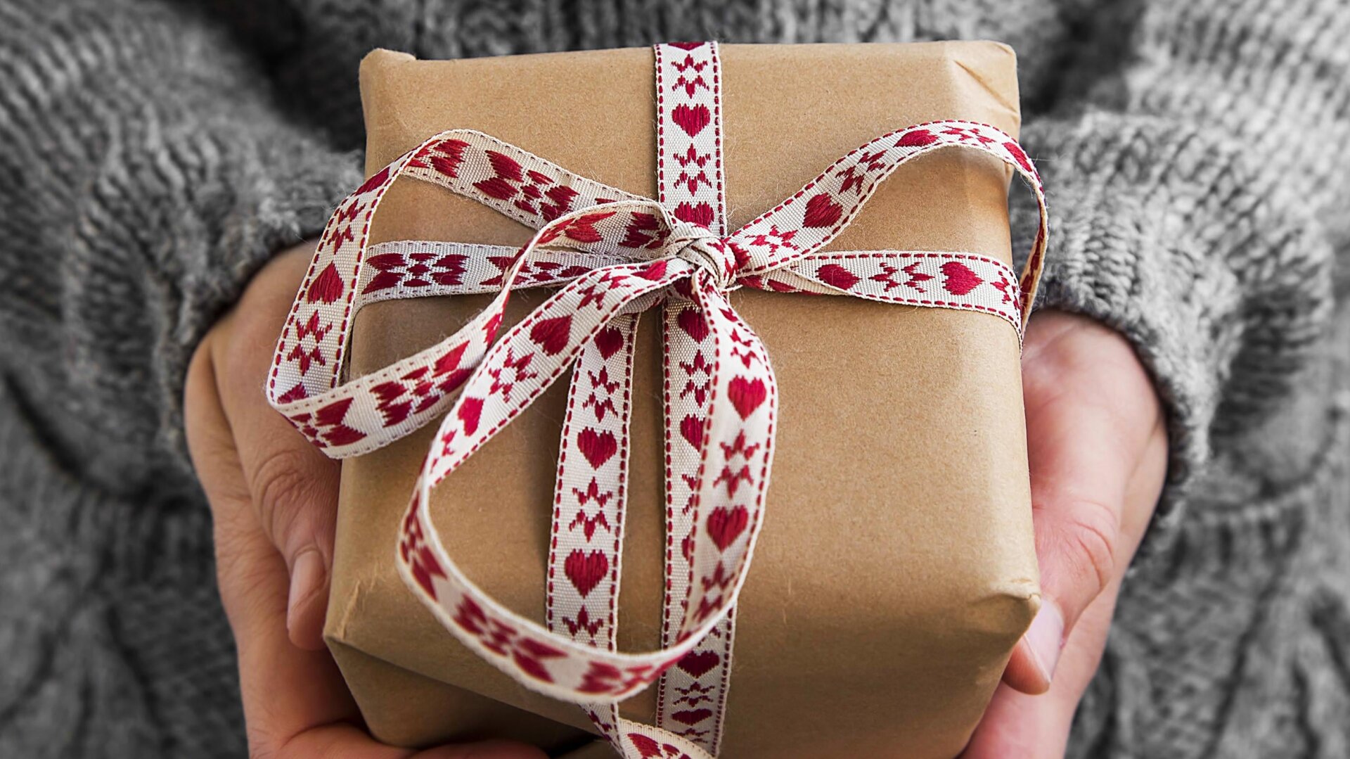 It would be Christmas if we didn’t have Santa’s little helpers running around. Well, in this case it’s the subreddit r/SantasLittleHelpers.