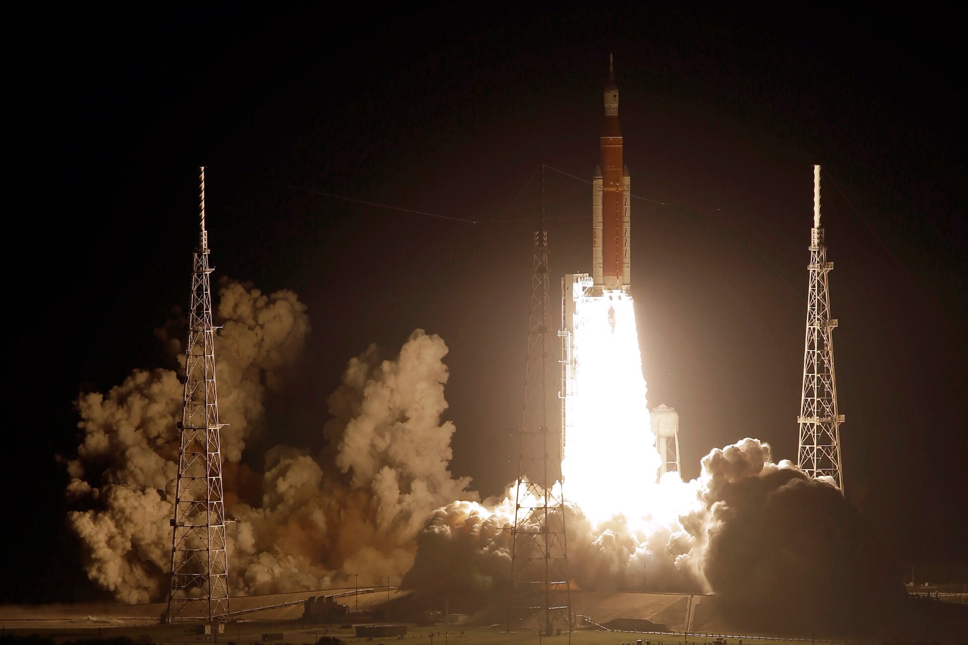 SLS blasting off on November 16, 2022. 