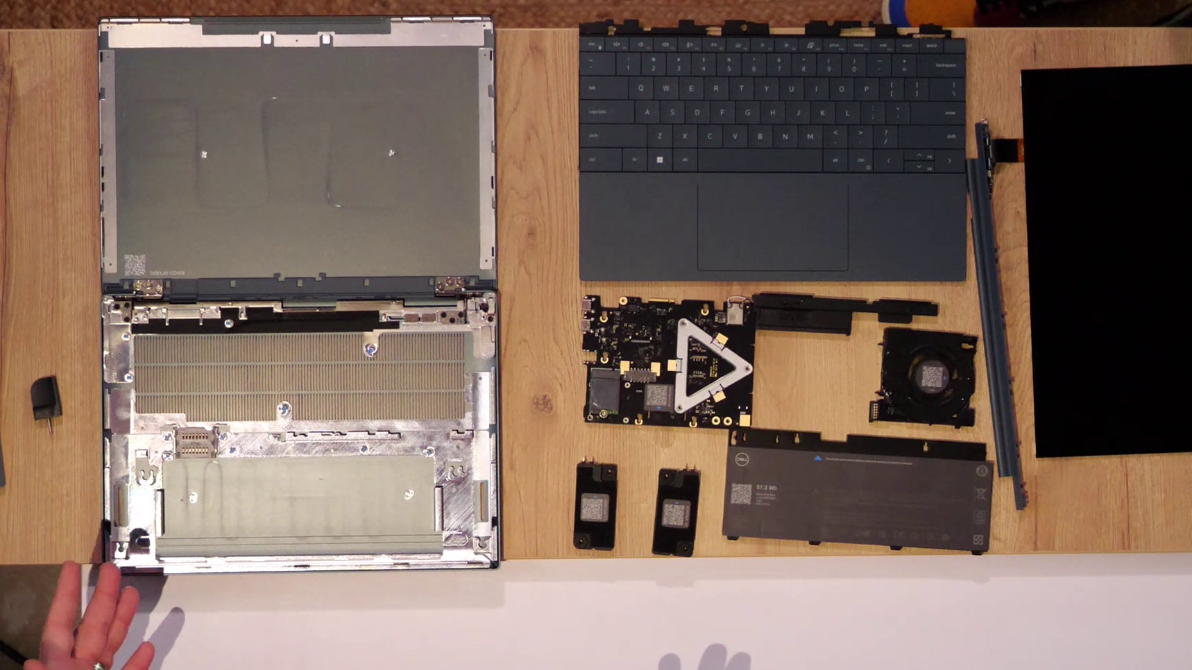 Dell shows how to take apart its Concept Luna laptop.