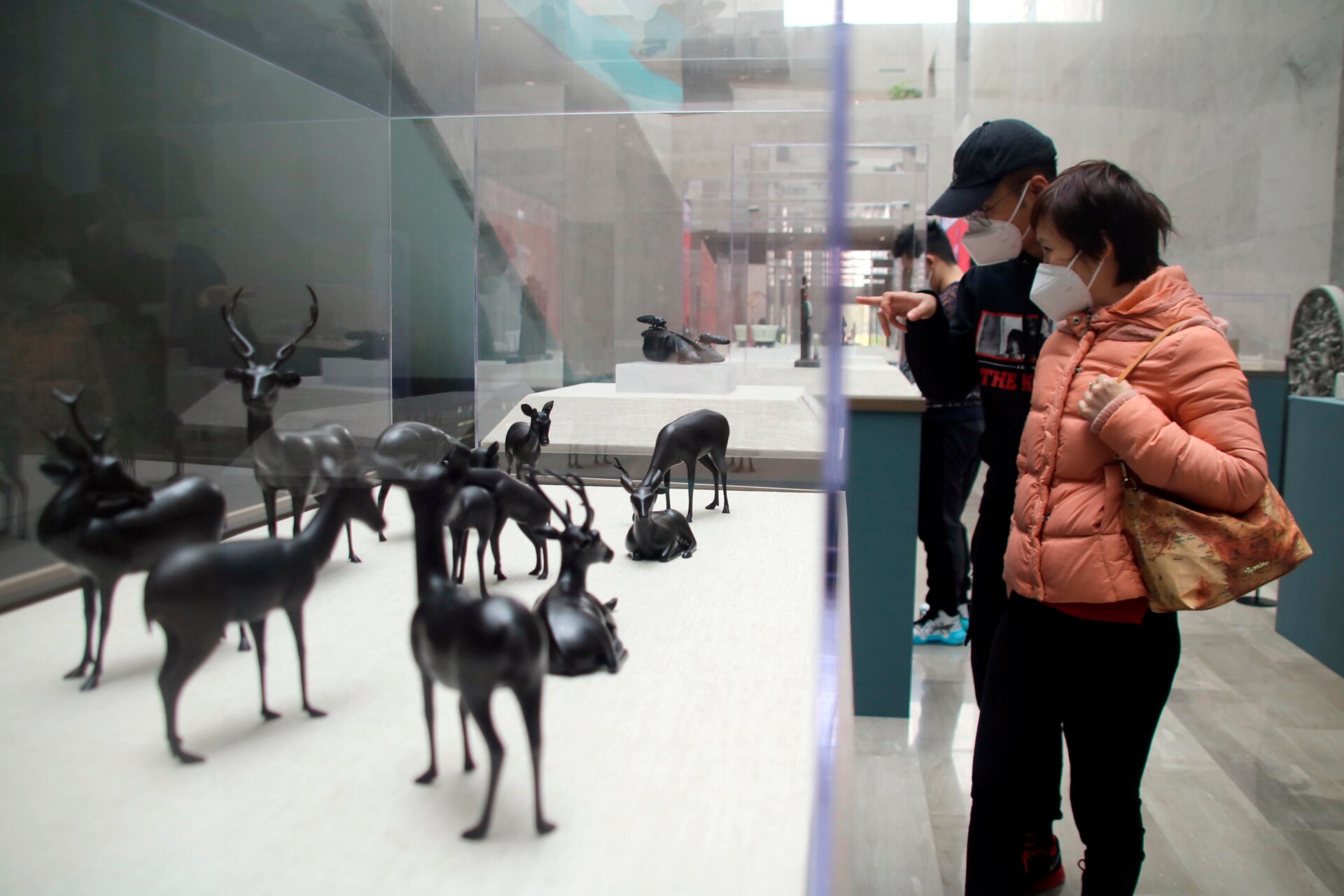 People visiting the Suzuo Crafts Exhibition held at the Museum of  Wu in Suzhou City, east China’s Jiangsu Province, December 7, 2022. 