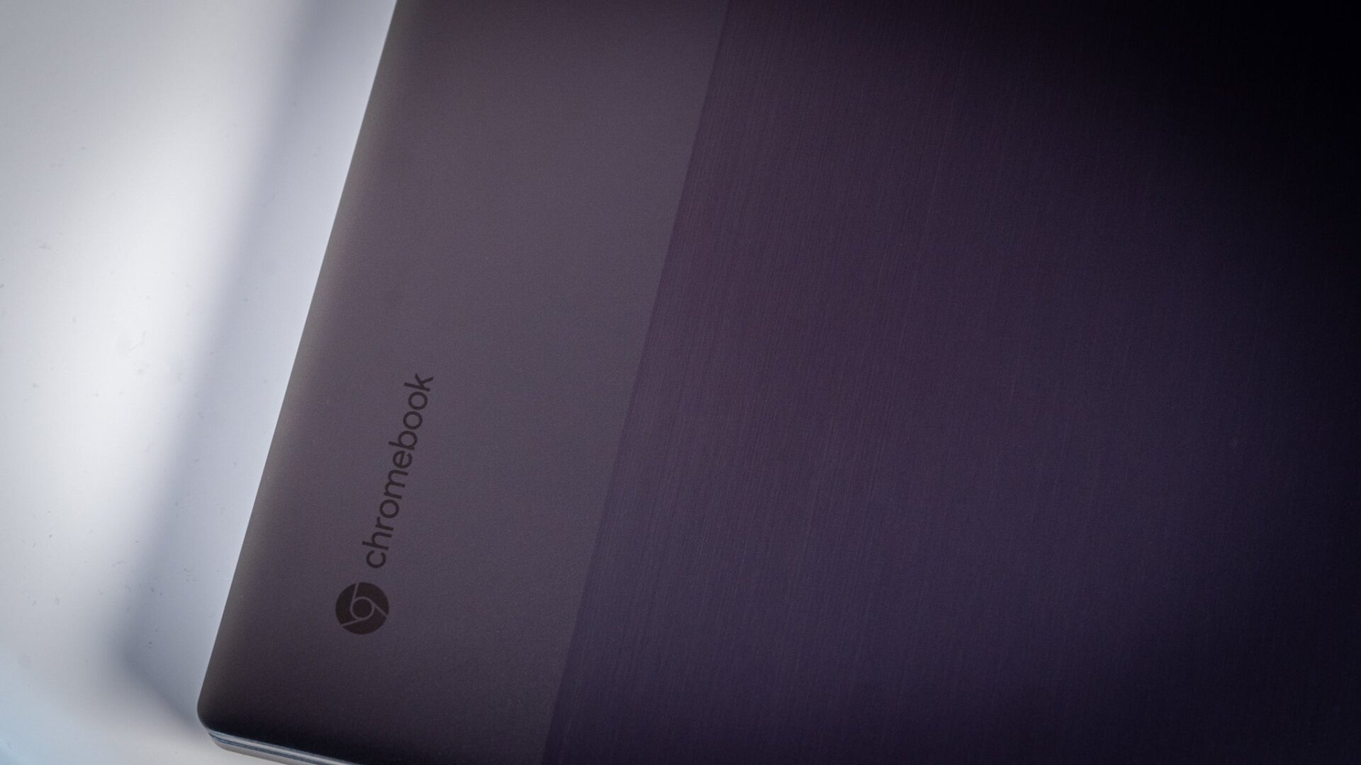 The Chromebook 516 GE is emblazoned with Chromebook markings. 