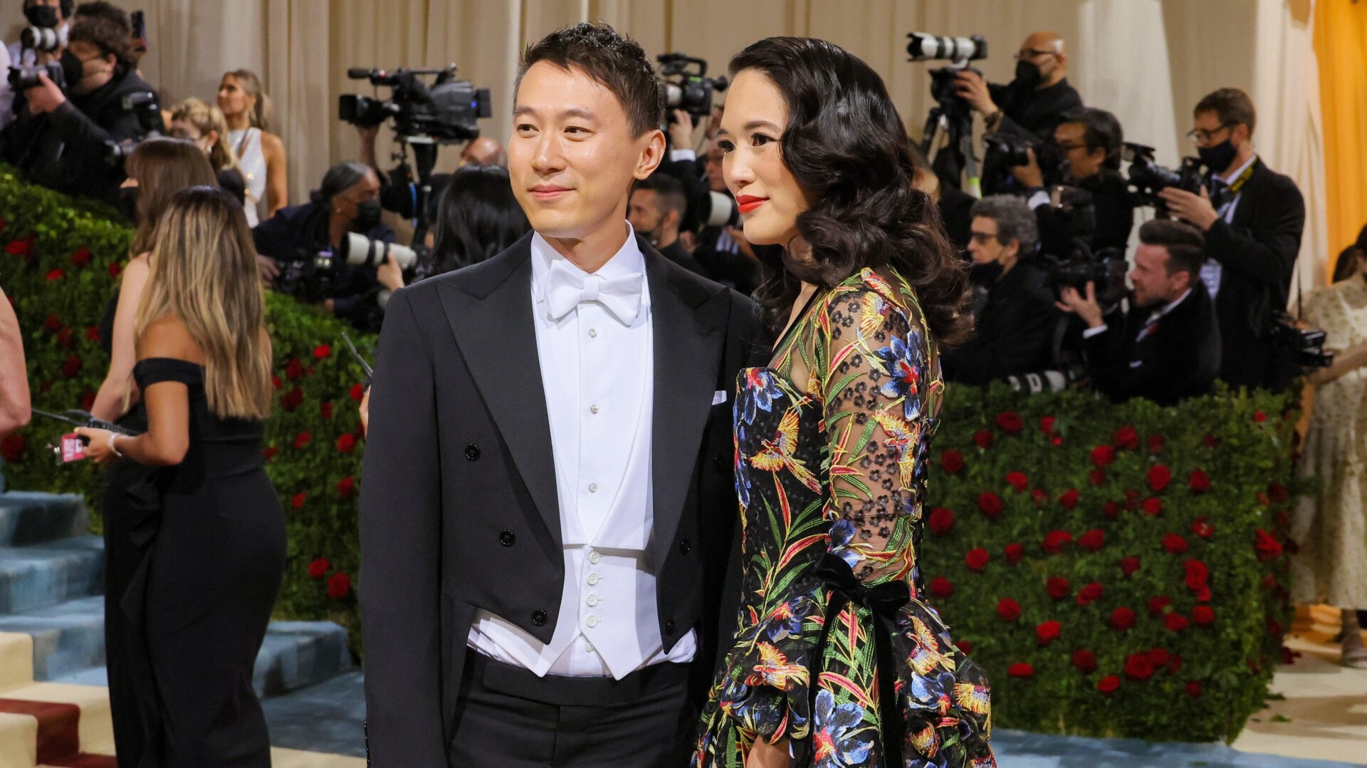 Shou Zi Chew (left) attending the Met Gala with Vivian Kao (right) in May 2022.