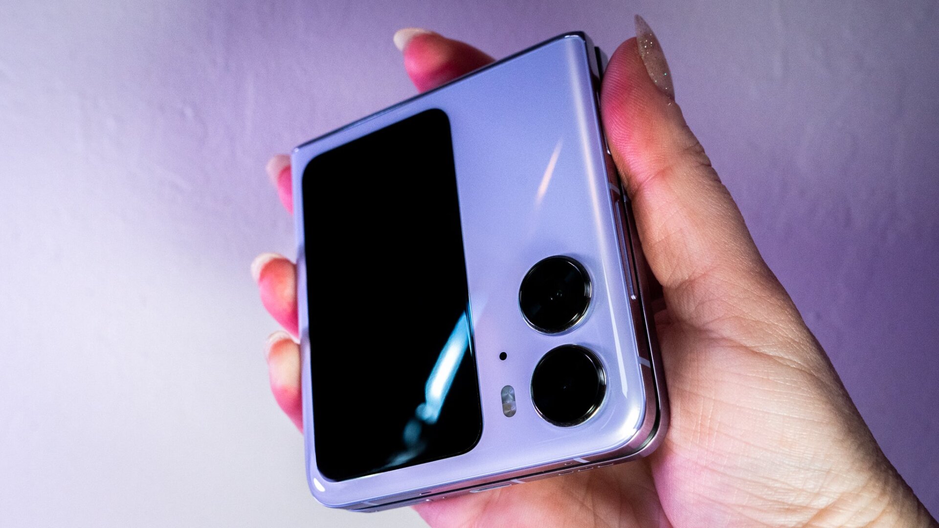 The Oppo Find N2 Flip flipped closed.