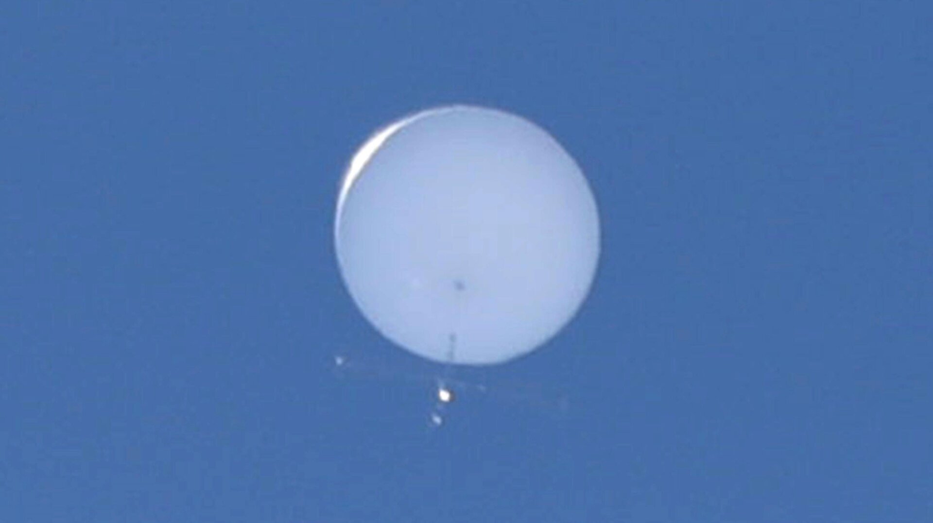 A photo of a giant white balloon flying over Japan 2020.
