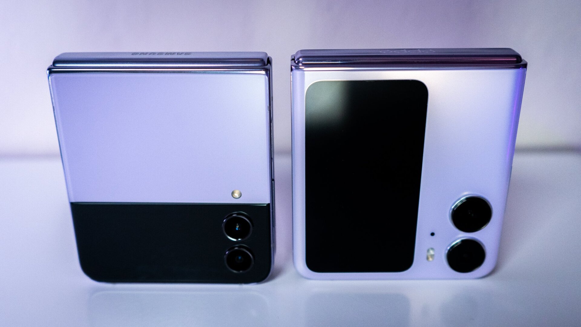 The Samsung Galaxy Z Flip 4 (left) and the Oppo Find N2 Flip (right). 