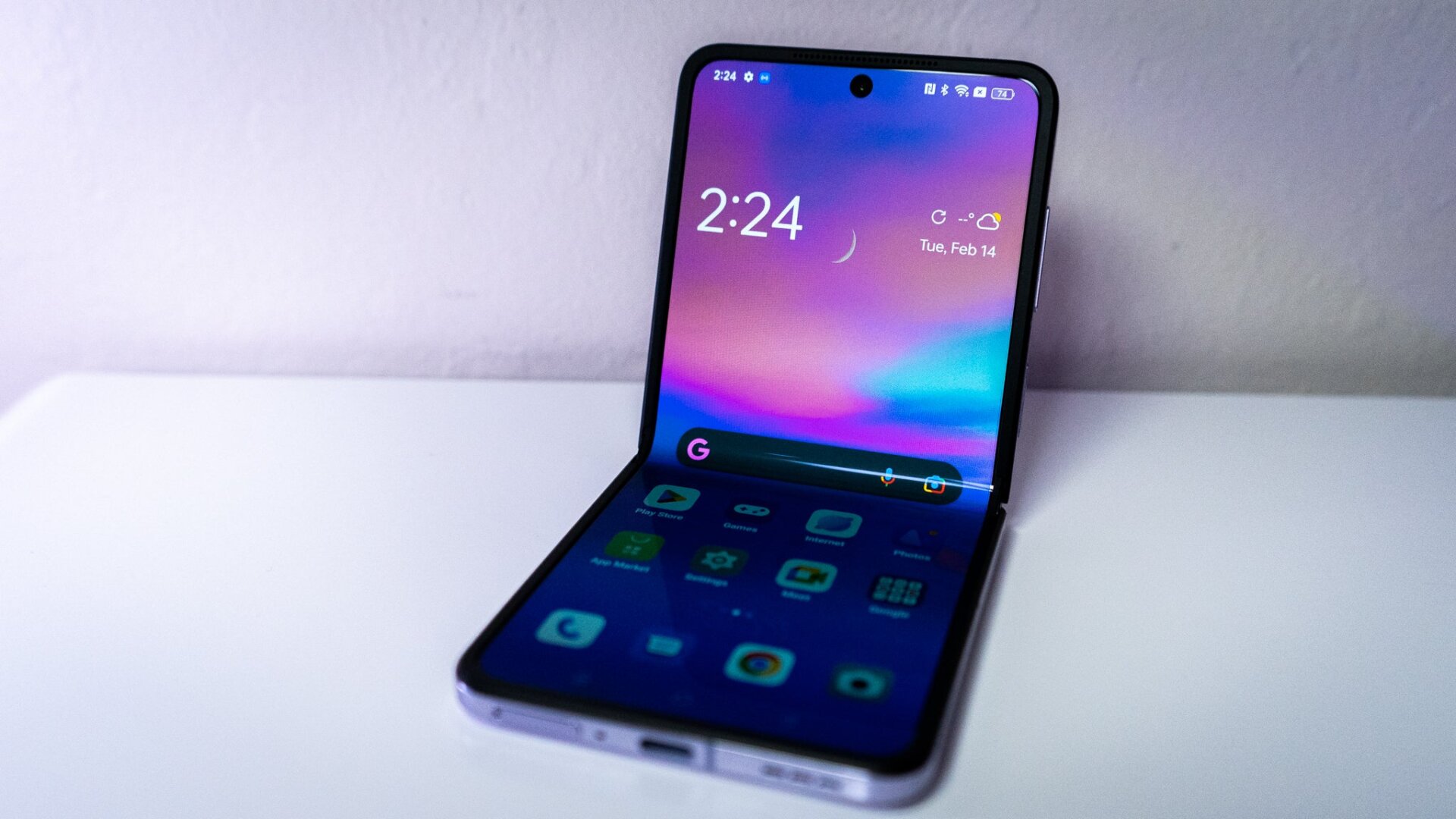 As with other foldables of this kind, you can prop up the Find N2 Flip by folding it!