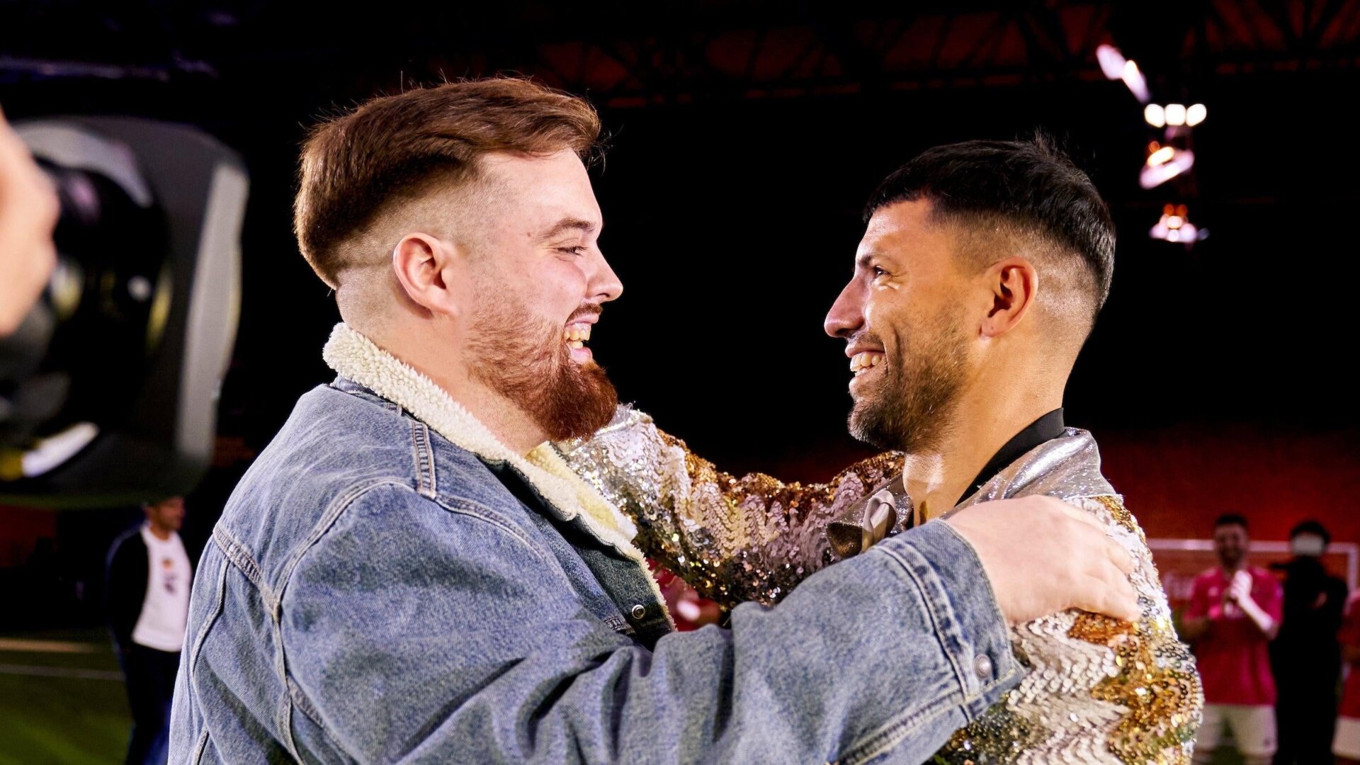 Ibai hugs his rival’s, Kunisports, newest player: El Kun Agüero himself.