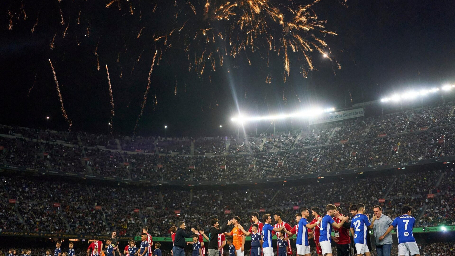 The Kings League lit fireworks before the final match between the teams of Adri Contreras and Juan Guarnizo.