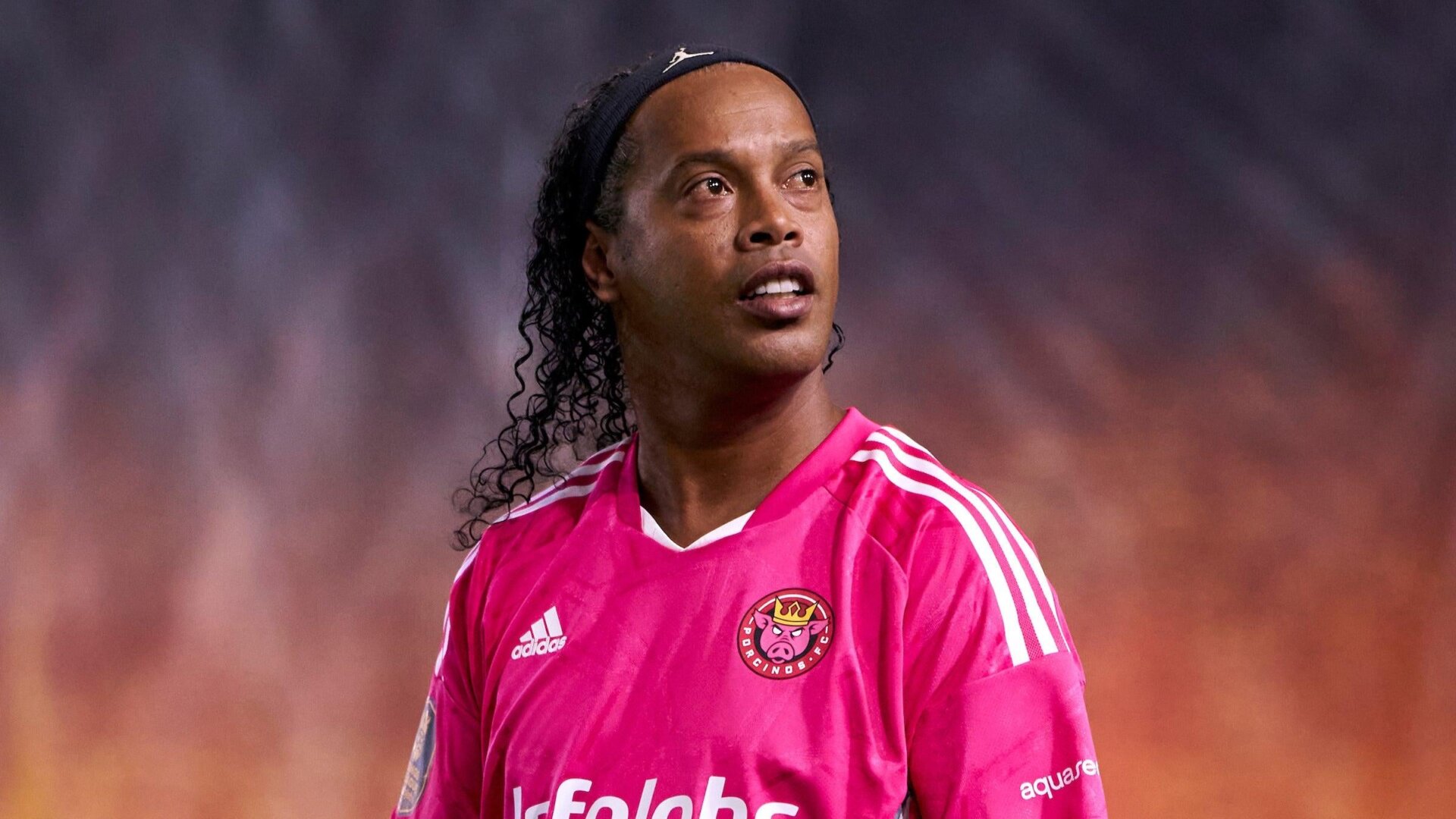 Retired Brazilian soccer legend Ronaldinho donned Ibai’s pink Porcinos FC jersey to play in the Kings League.