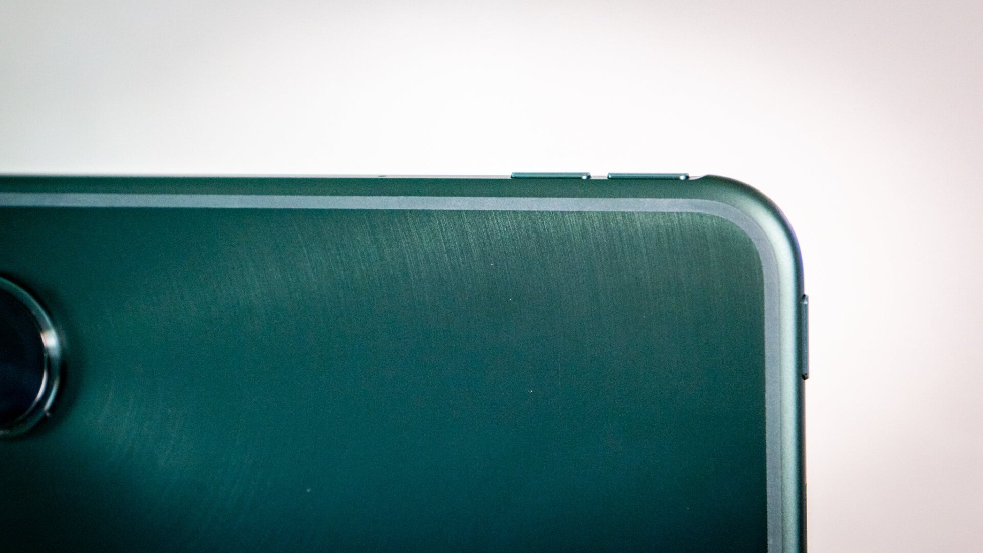 The volume and power buttons are clustered together, so it’s easy to take a screenshot.