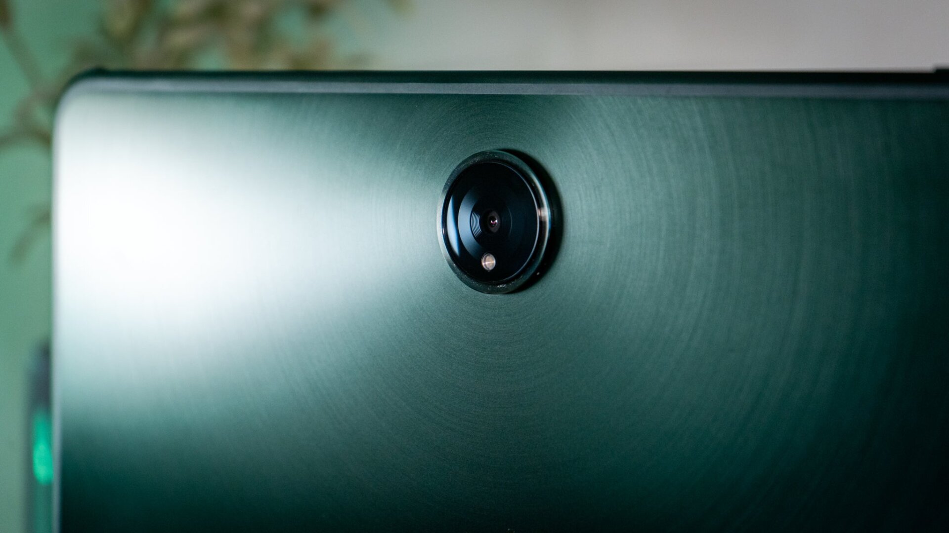 The back of the OnePlus Pad is a gorgeous jade-hued green. 