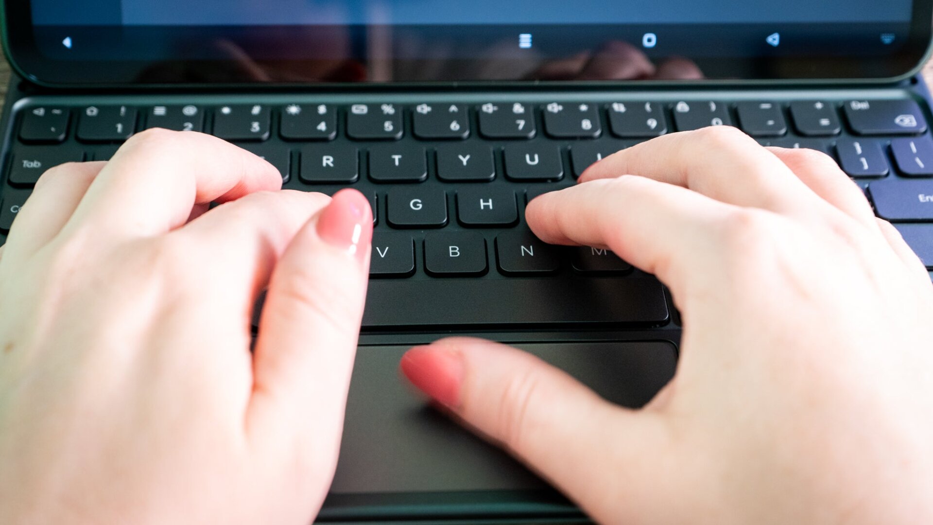 The OnePlus Pad’s keyboard folio is best used on solid ground. 